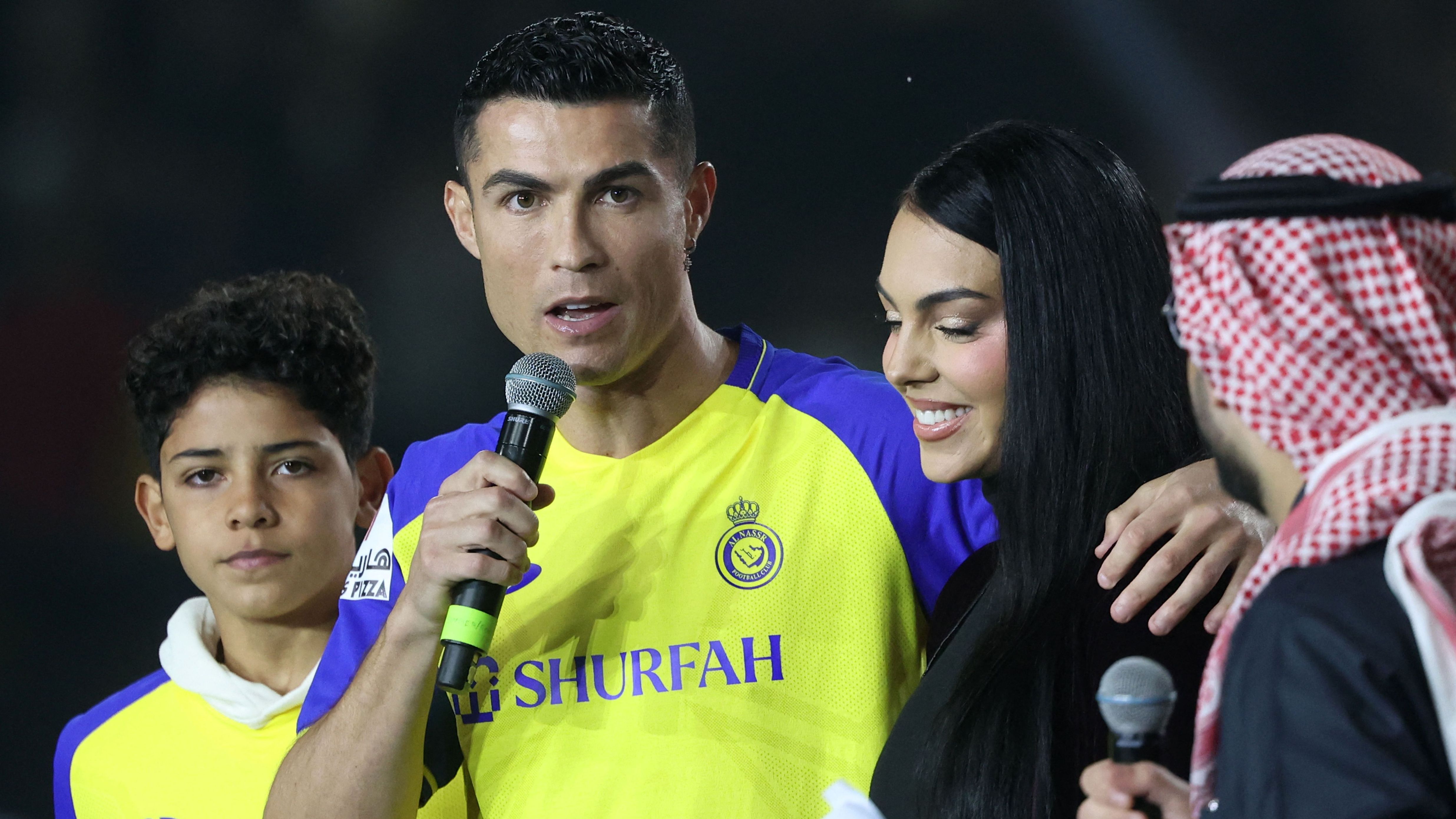 Depois de 10 anos: Cristiano Ronaldo anuncia casamento com Georgina em cerimônia familiar