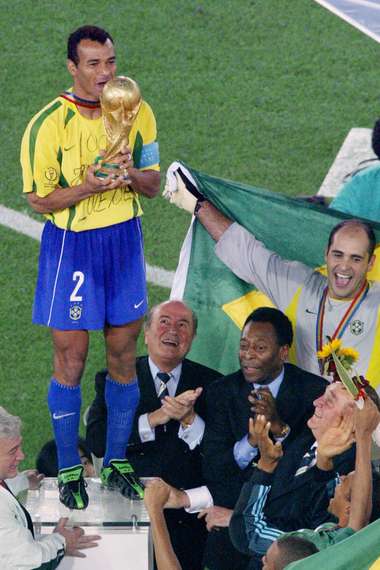 WC2002-GER-BRA-CAFU CUP-BLATTER-PELE
