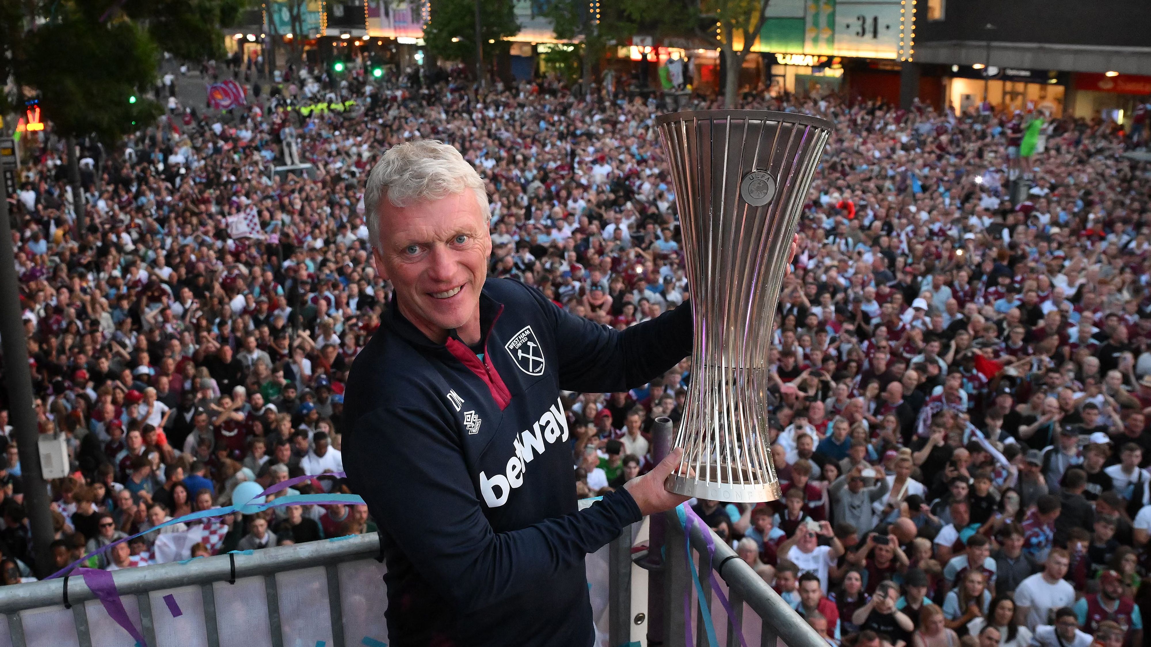 FBL-EUR-C4-WEST HAM-PARADE