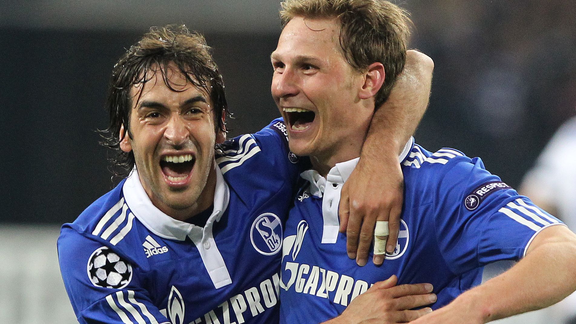 Schalke's defender Benedikt Hoewedes (R)