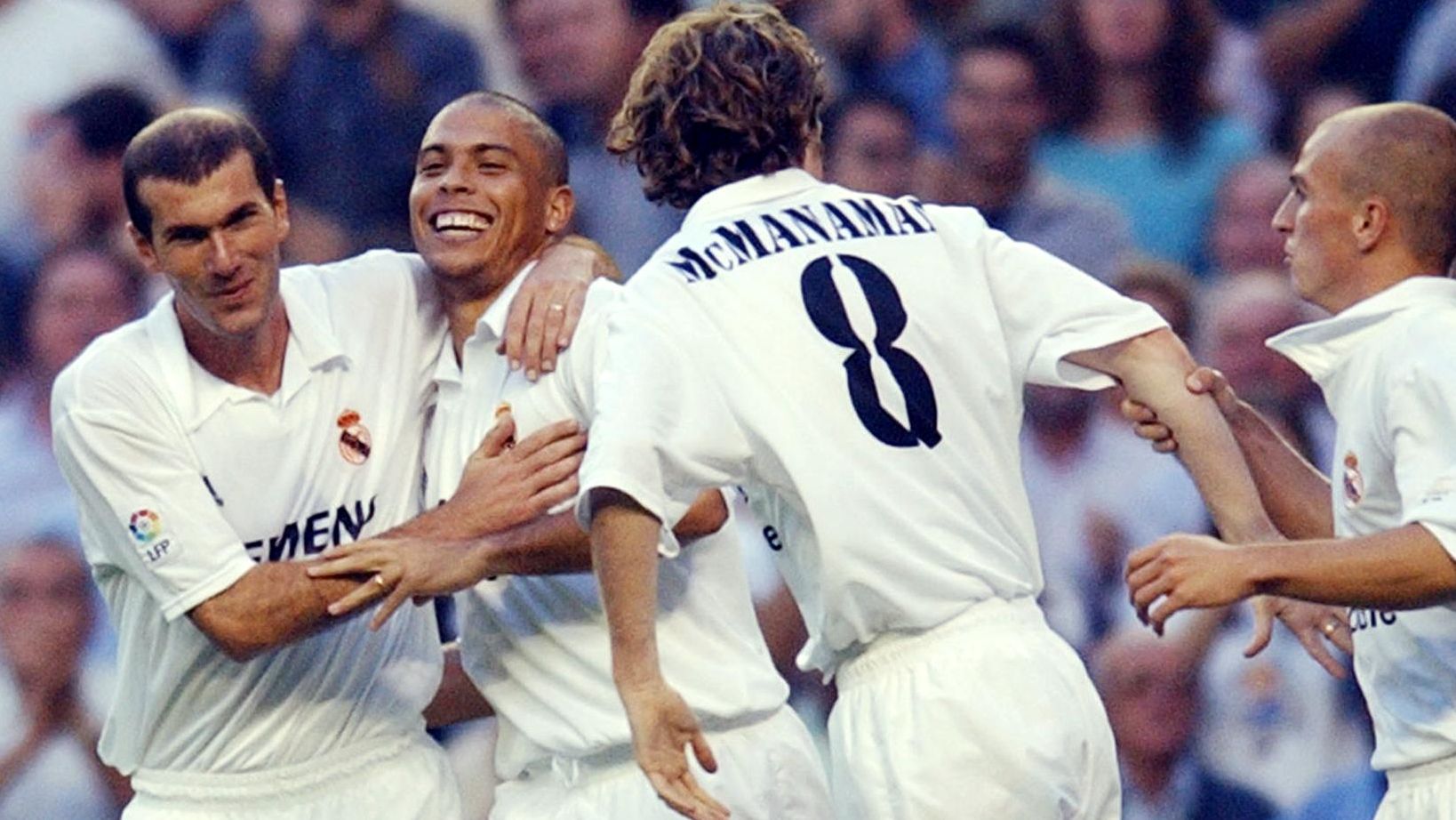 Real Madrid Brazilian Ronaldo (2nd L) is