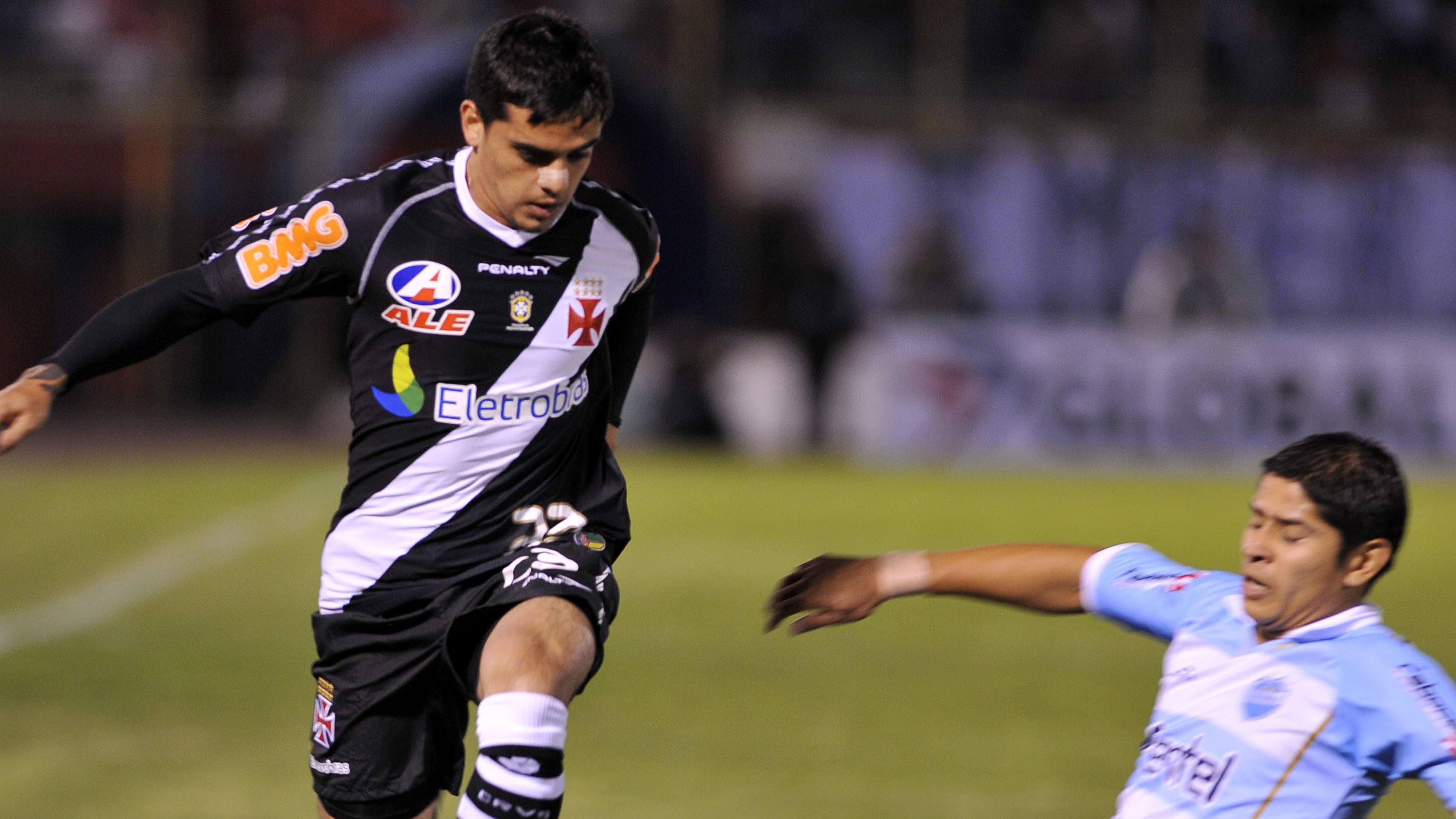 Jose Barbas (R) of Bolivia's Aurora vies