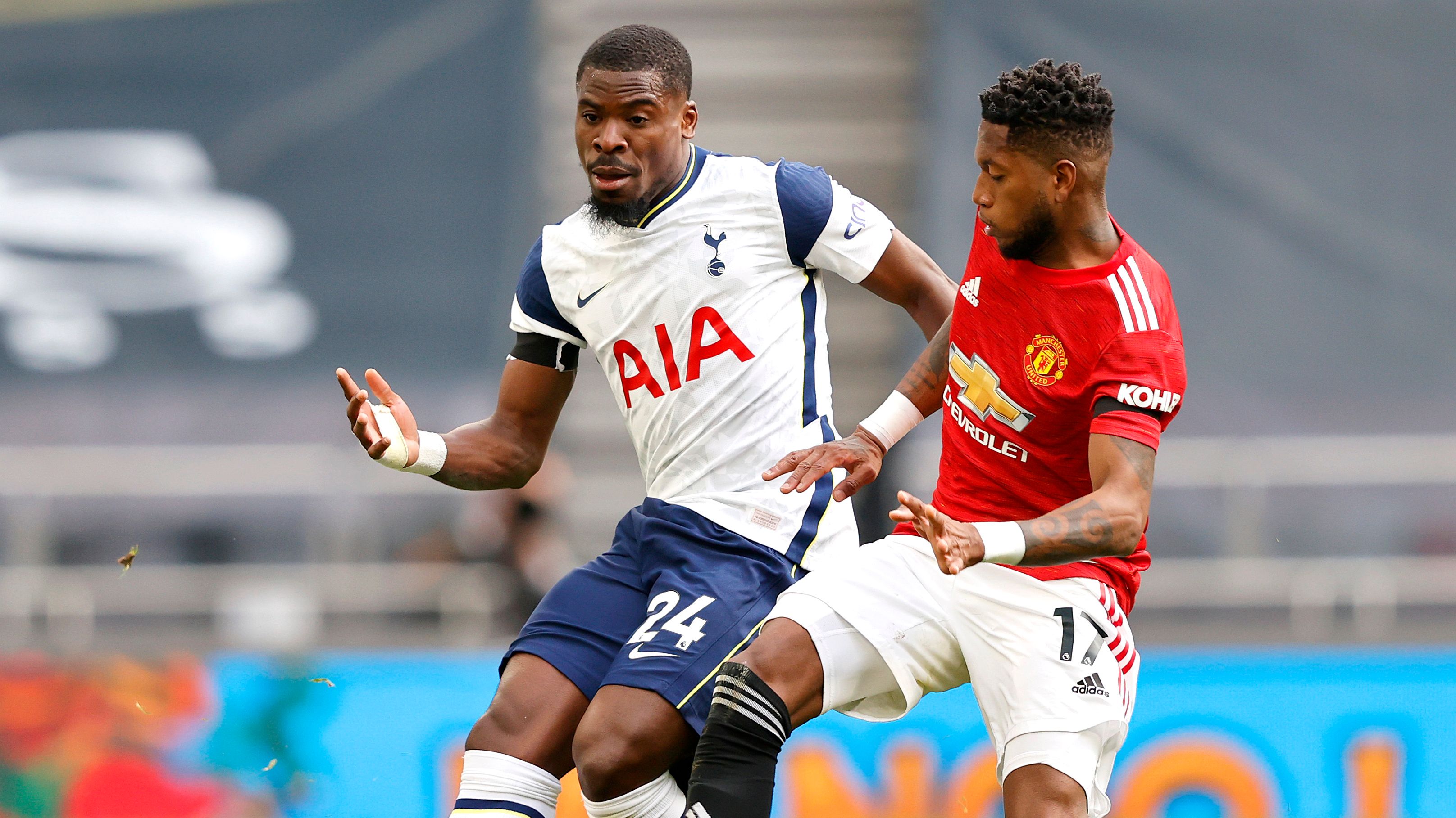 Serge Aurier là cựu hậu vệ của Tottenham Hotspur và Paris Saint-Germain