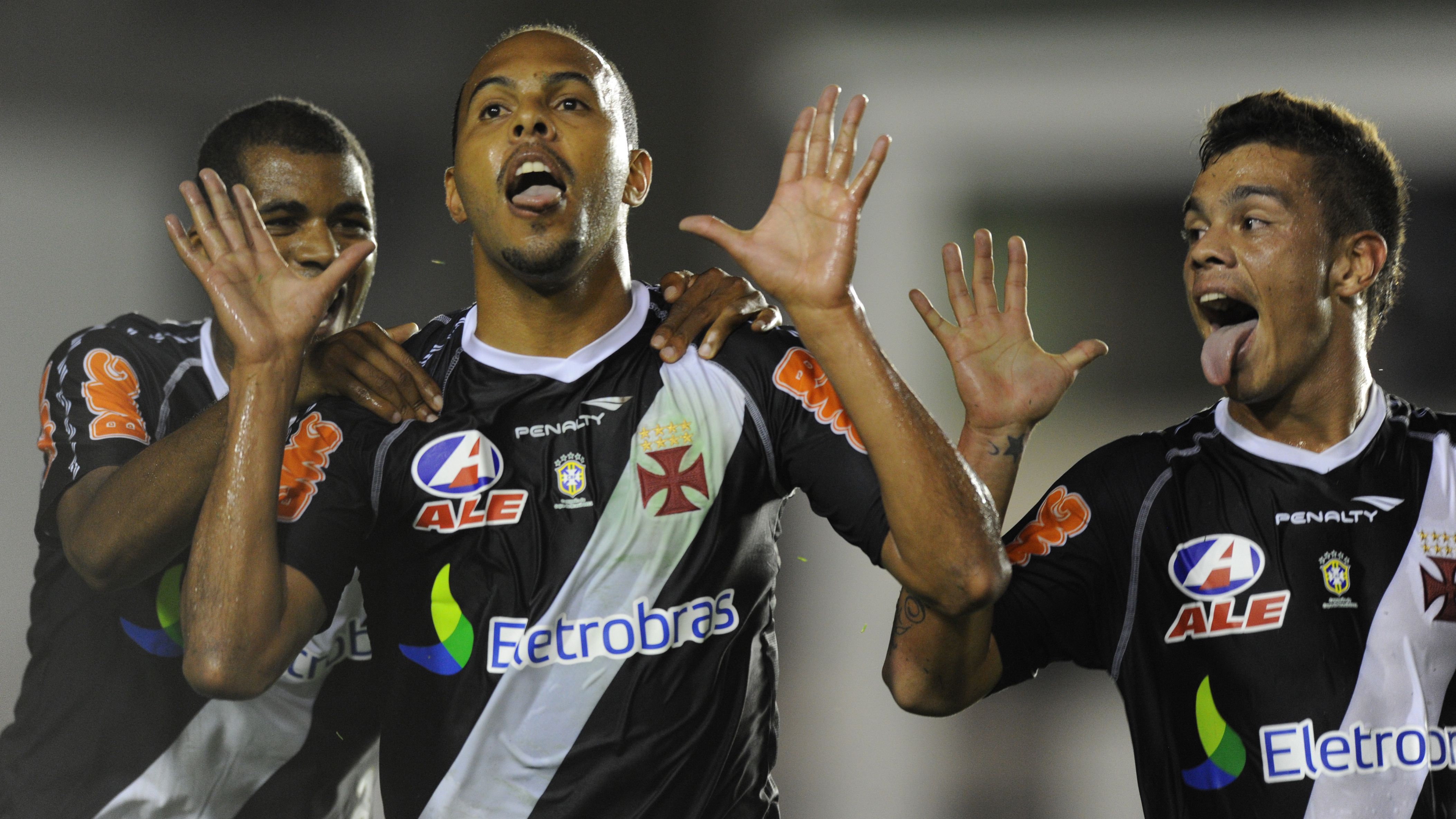 Vasco' s Alecssandro (C) celebrates with