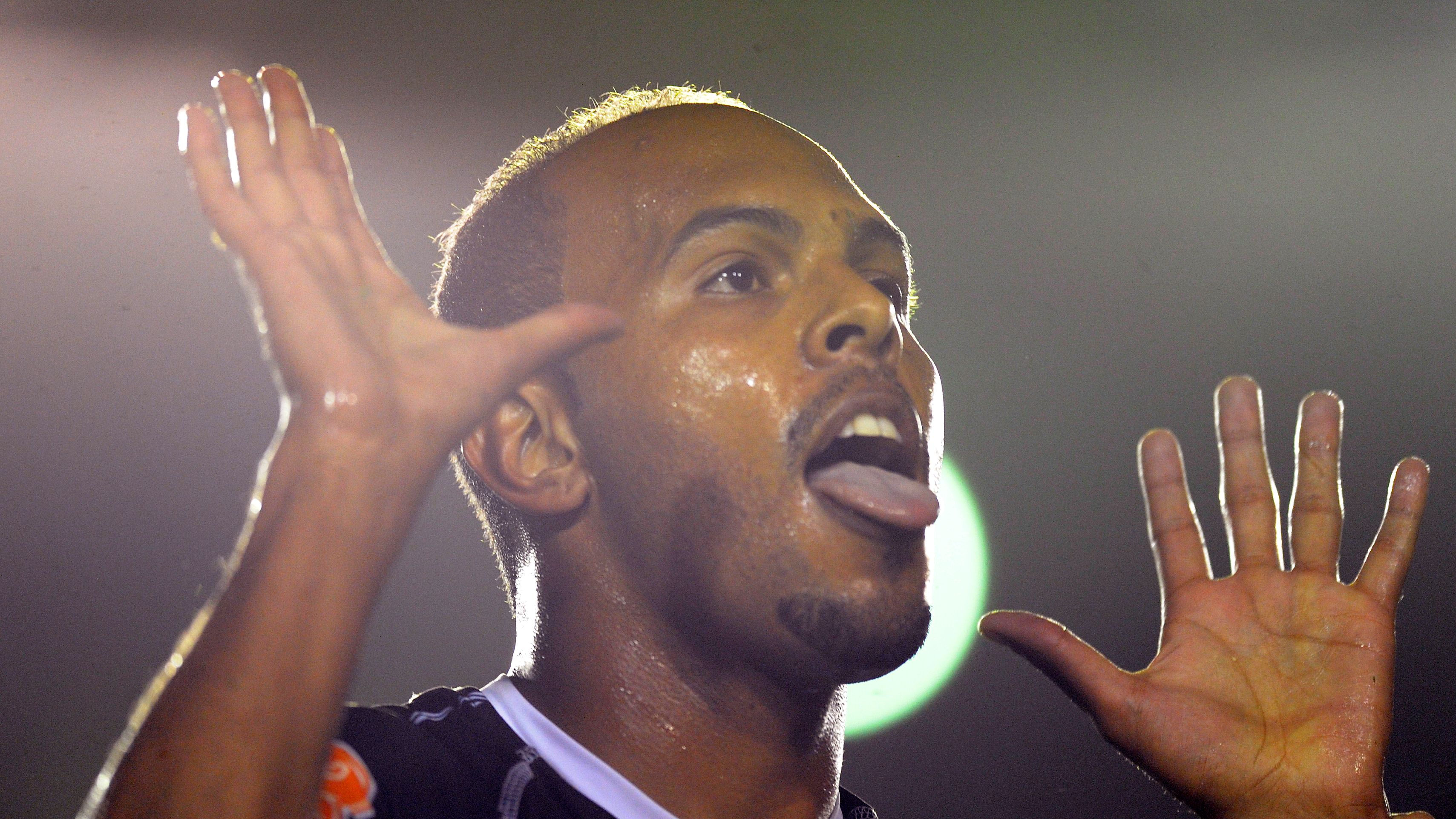 Vasco's Alecssandro (C) celebrates with