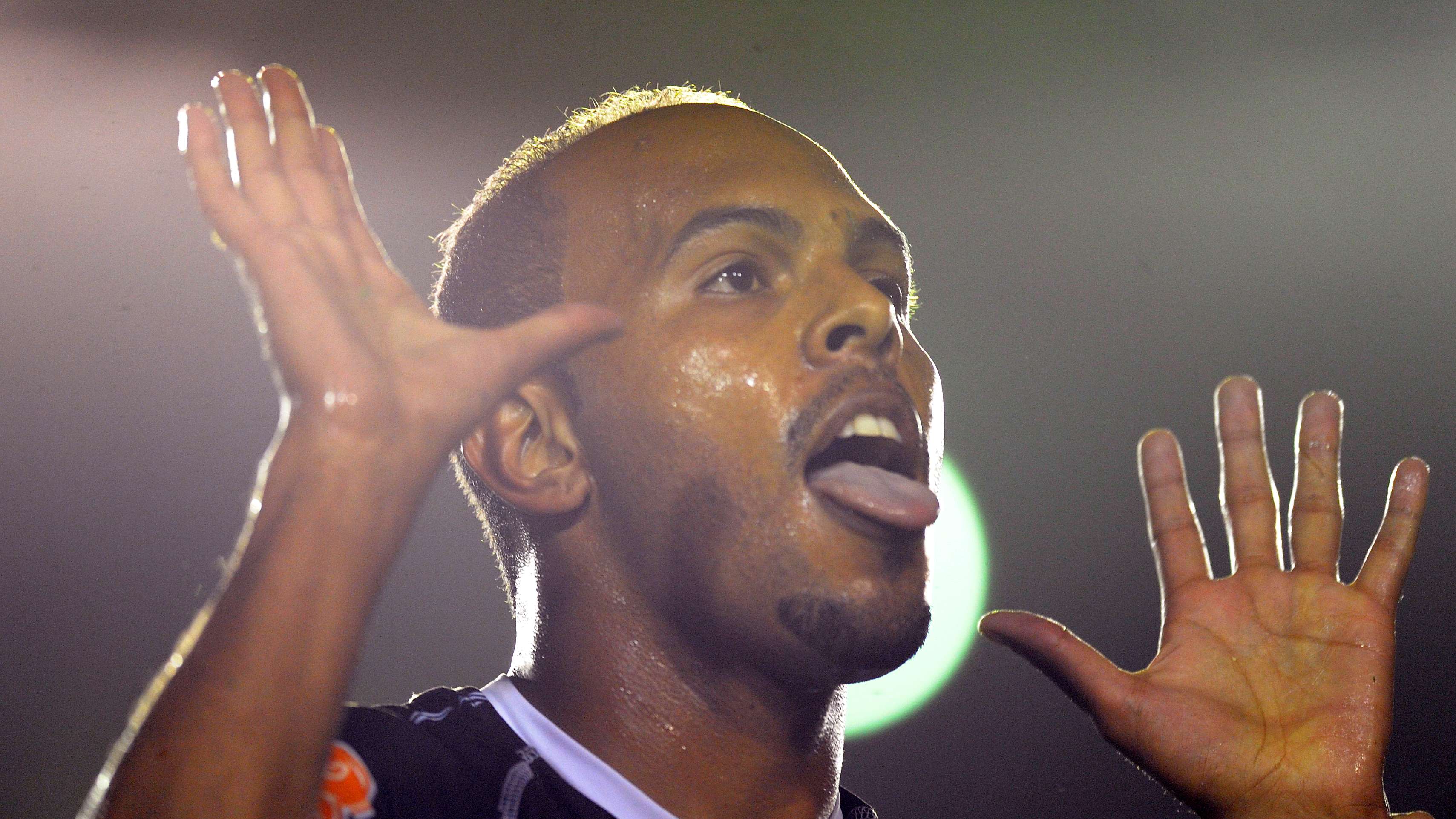 Vasco's Alecssandro (C) celebrates with