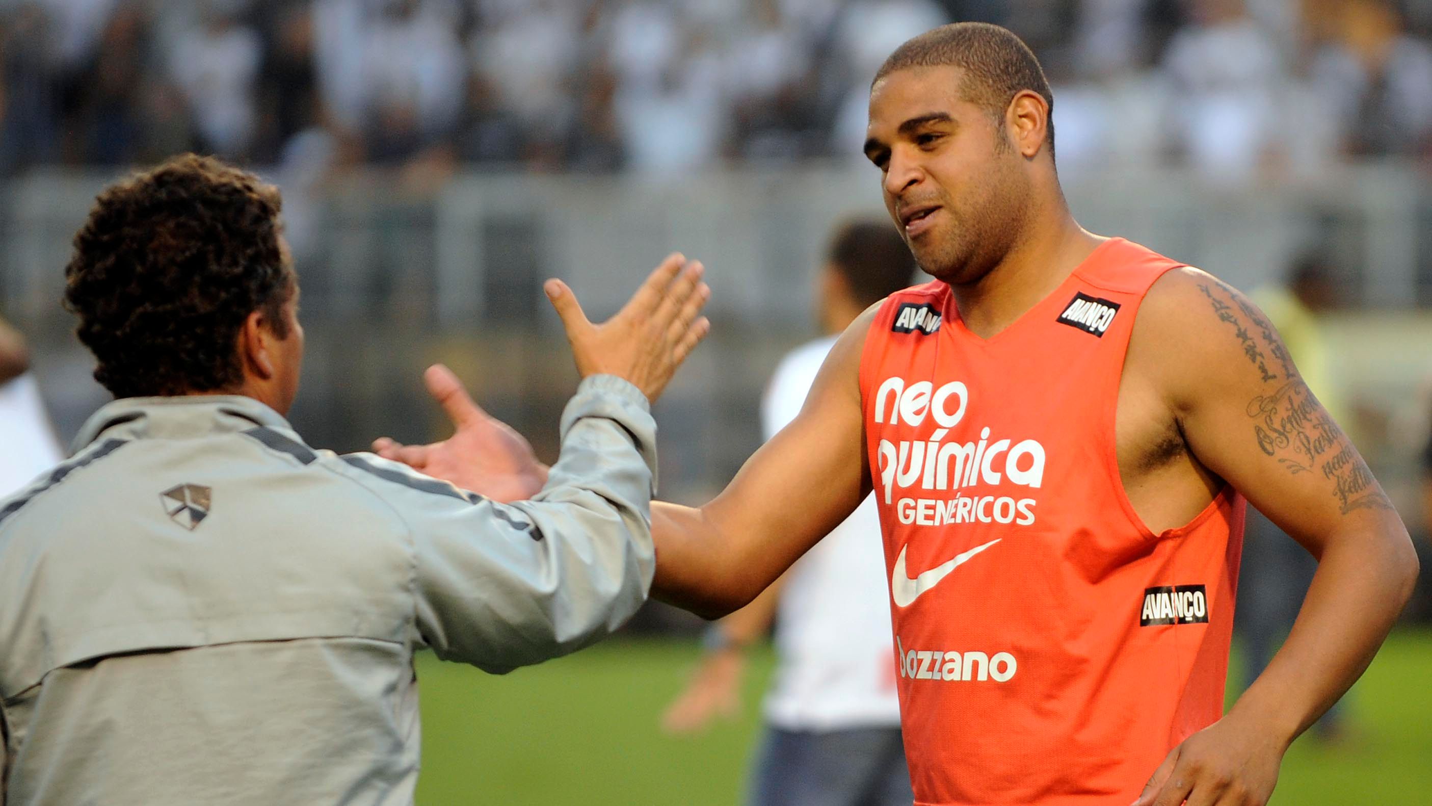 Corinthians player Adriano (R) celebrate