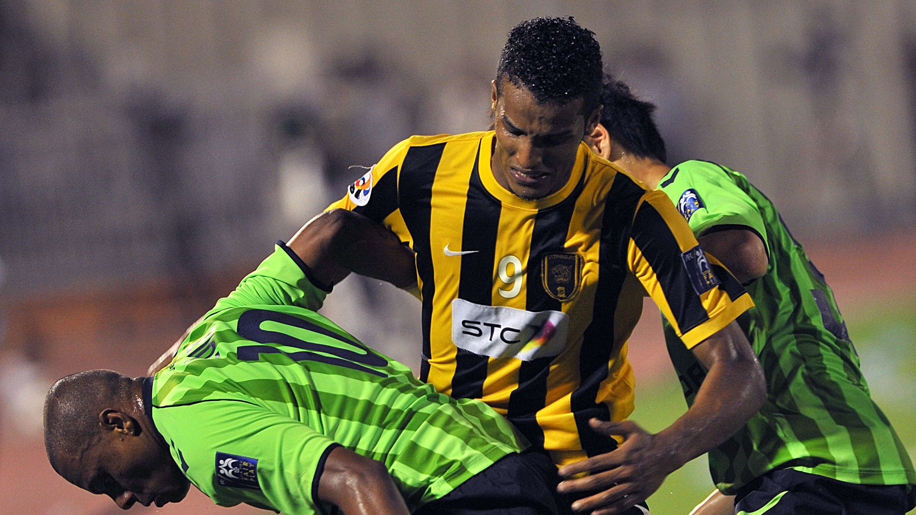 Korea's Jeonbuk Hyundai Seng Jun (L) fig