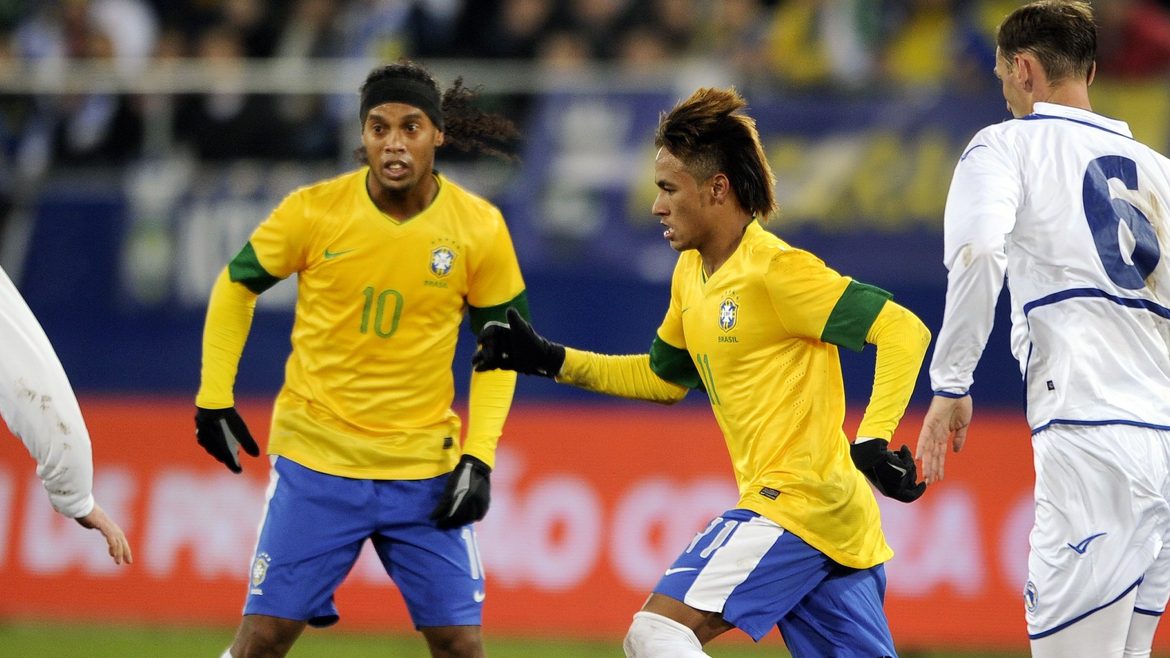 Brazil's forward Neymar (2ndR) controls