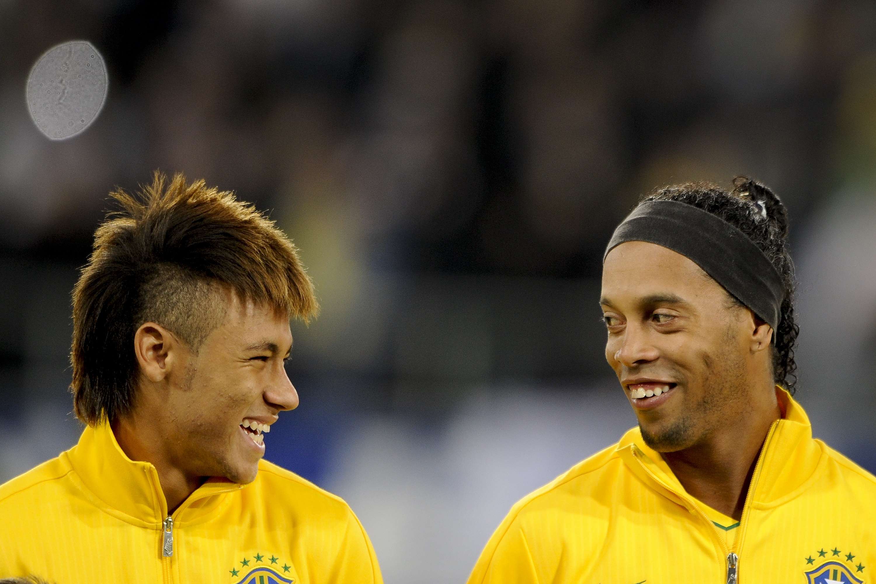 Brazil's forwards Neymar (L) and Ronaldi