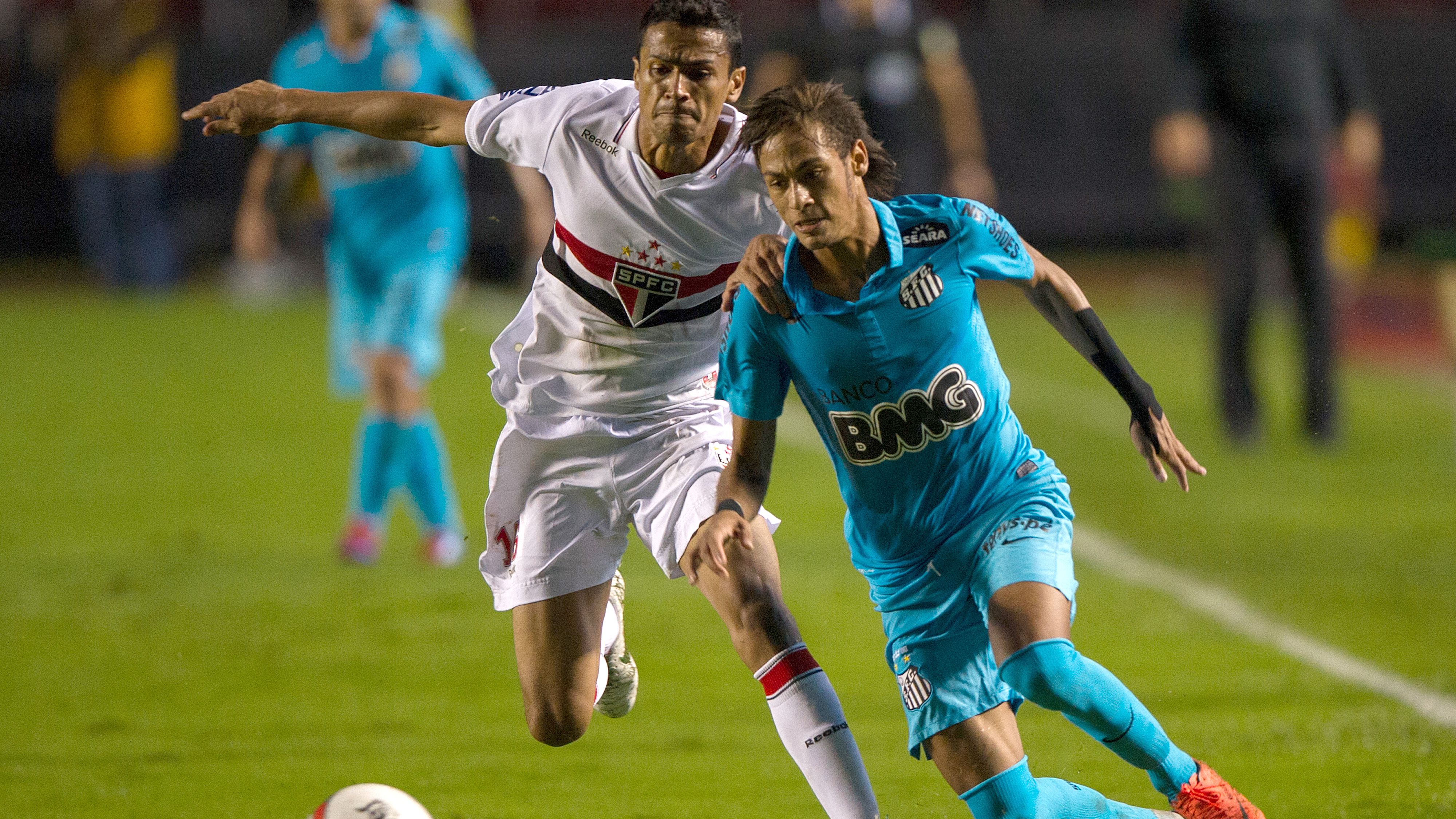 Santos player Neymar (R) and Sao Paulo p