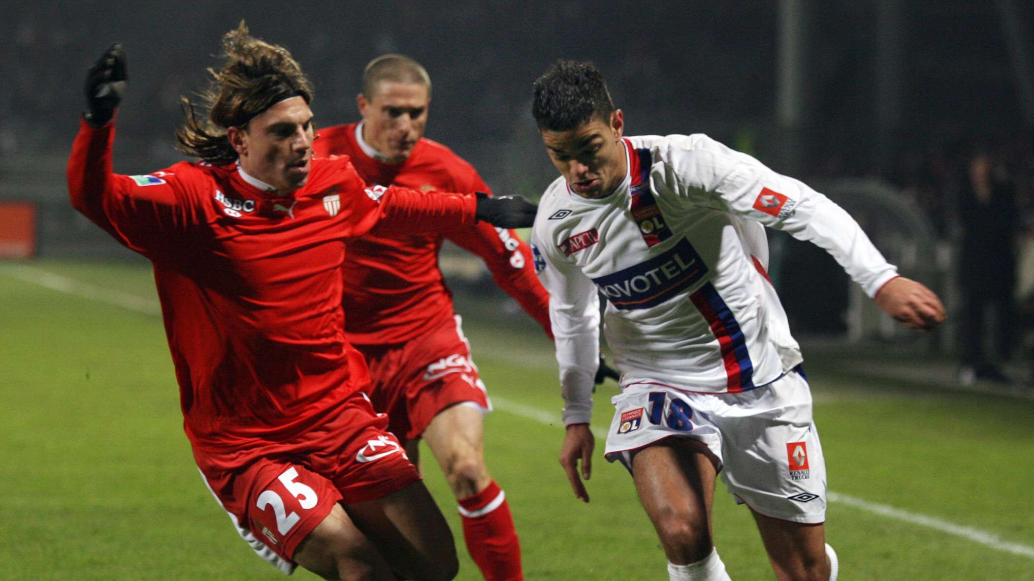Lyon' French forward Hatem Ben Arfa (R)