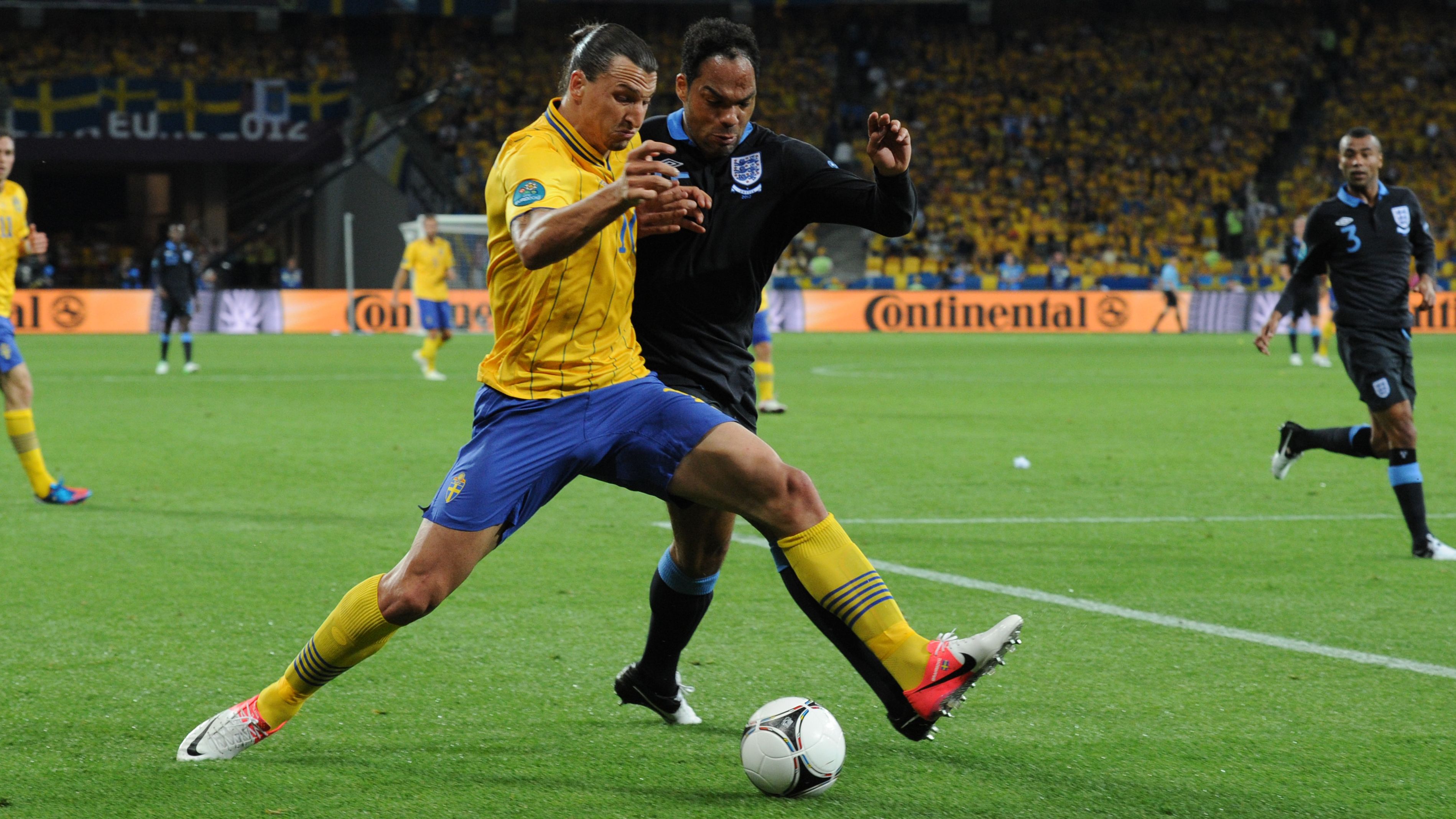 English defender Joleon Lescott (C) vies