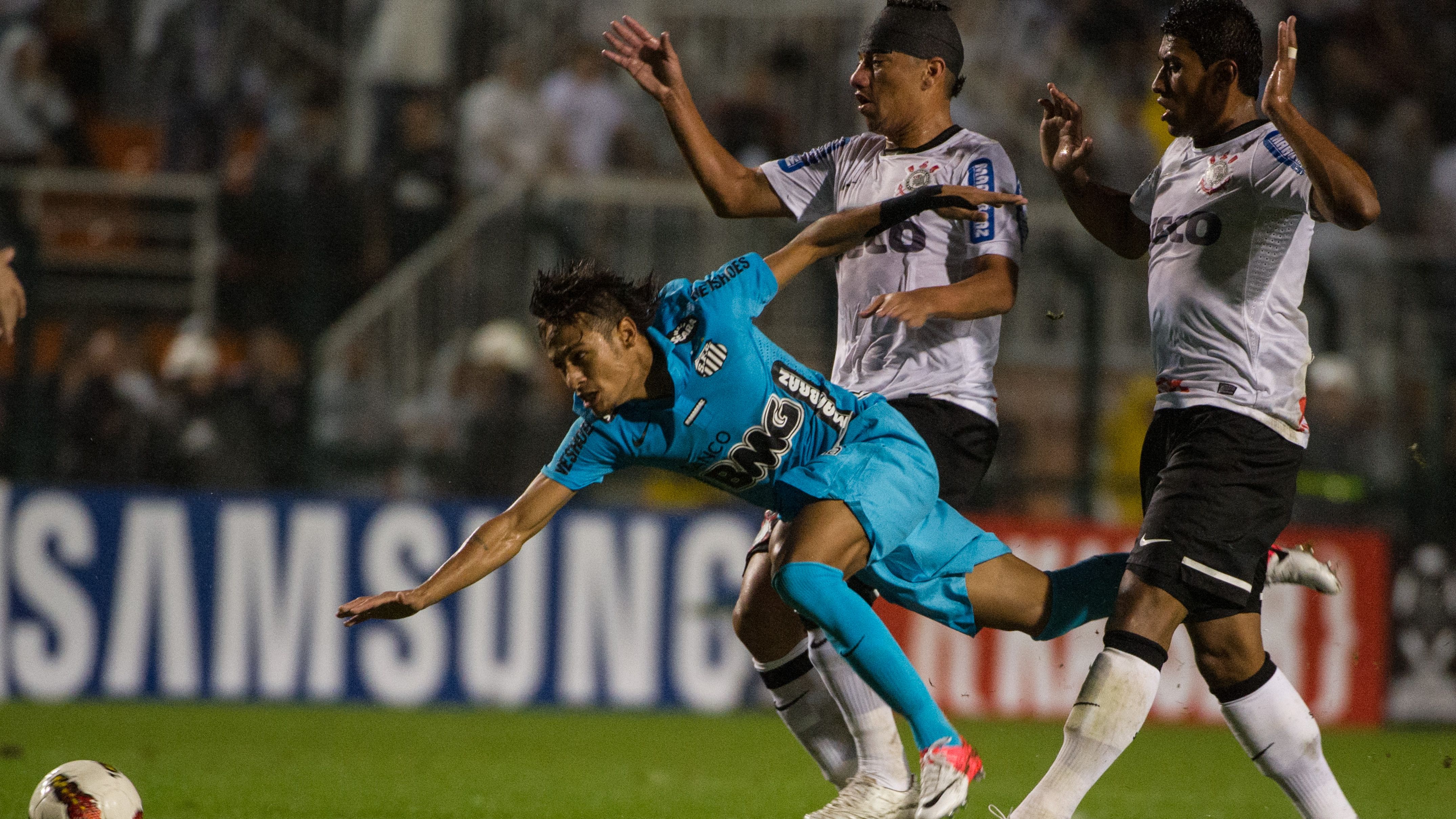 Neymar (L), of Brazil's Santos FC vies f
