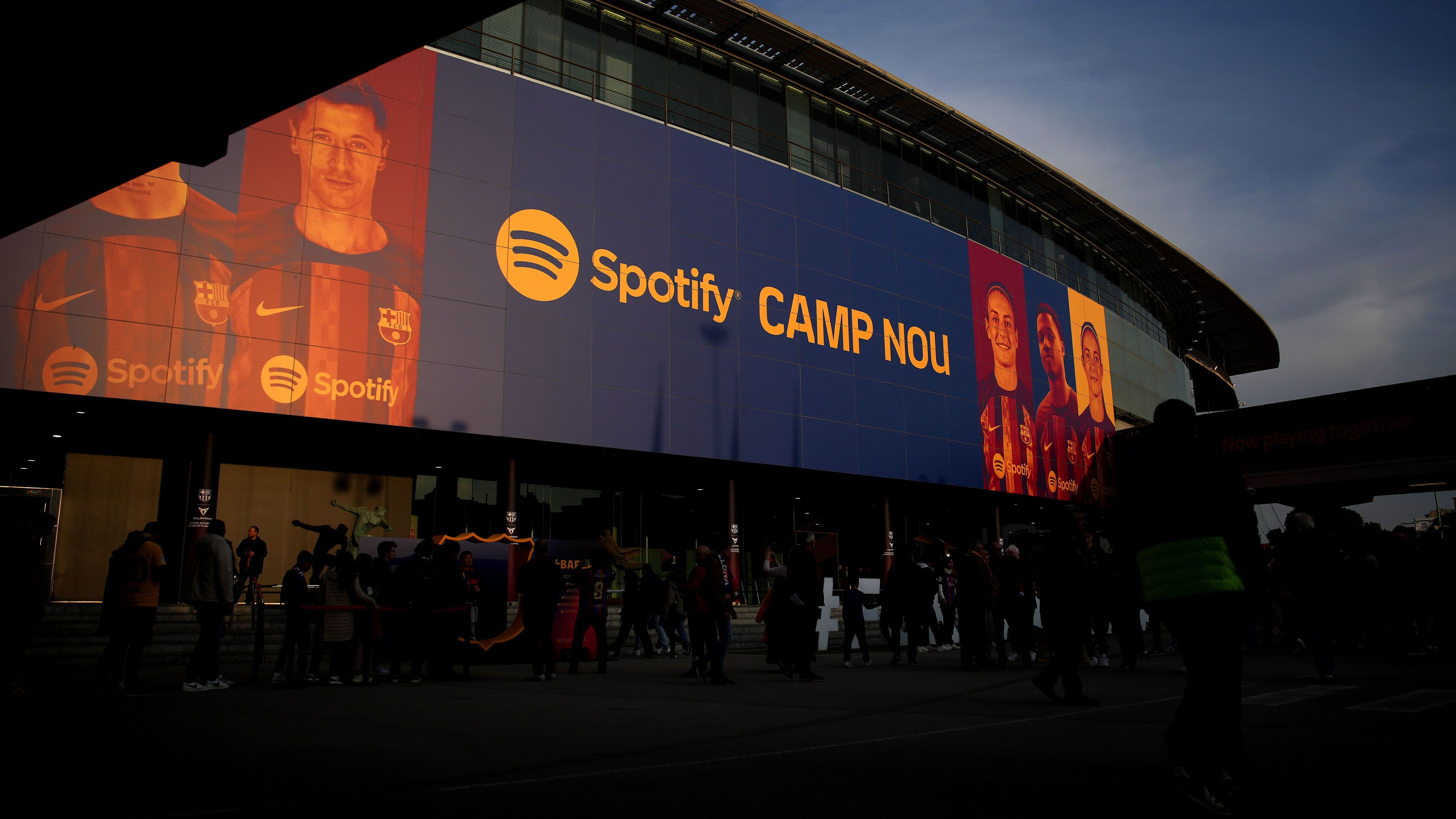 FC Barcelona v Manchester United: Knockout Round Play-Off Leg One - UEFA Europa League