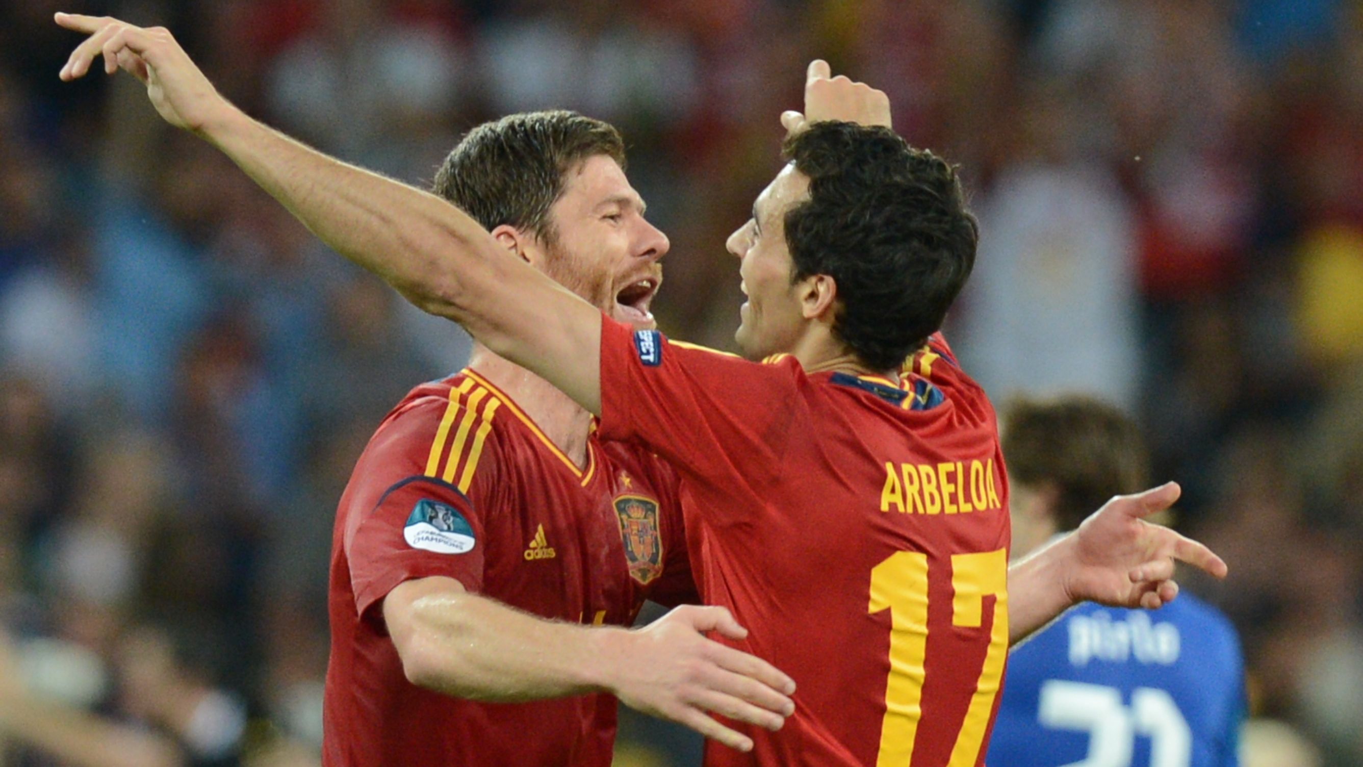 Spanish midfielder Xabi Alonso (L) and d