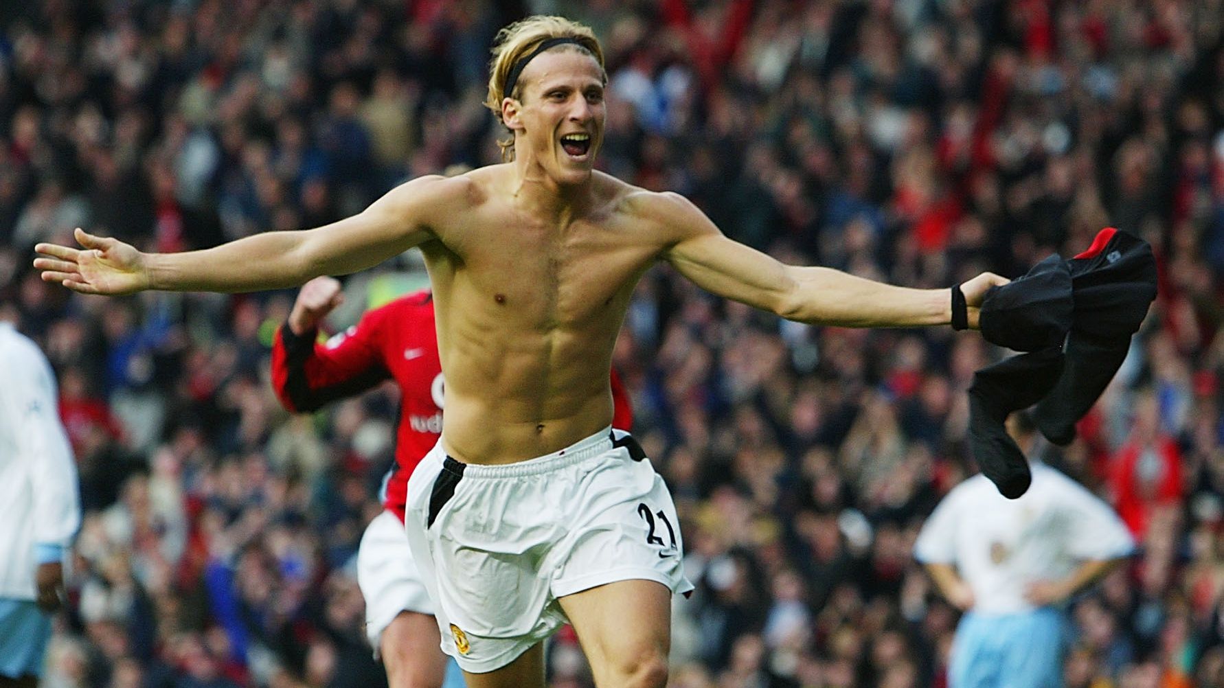Diego Forlan of Man Utd celebrates the equalizer