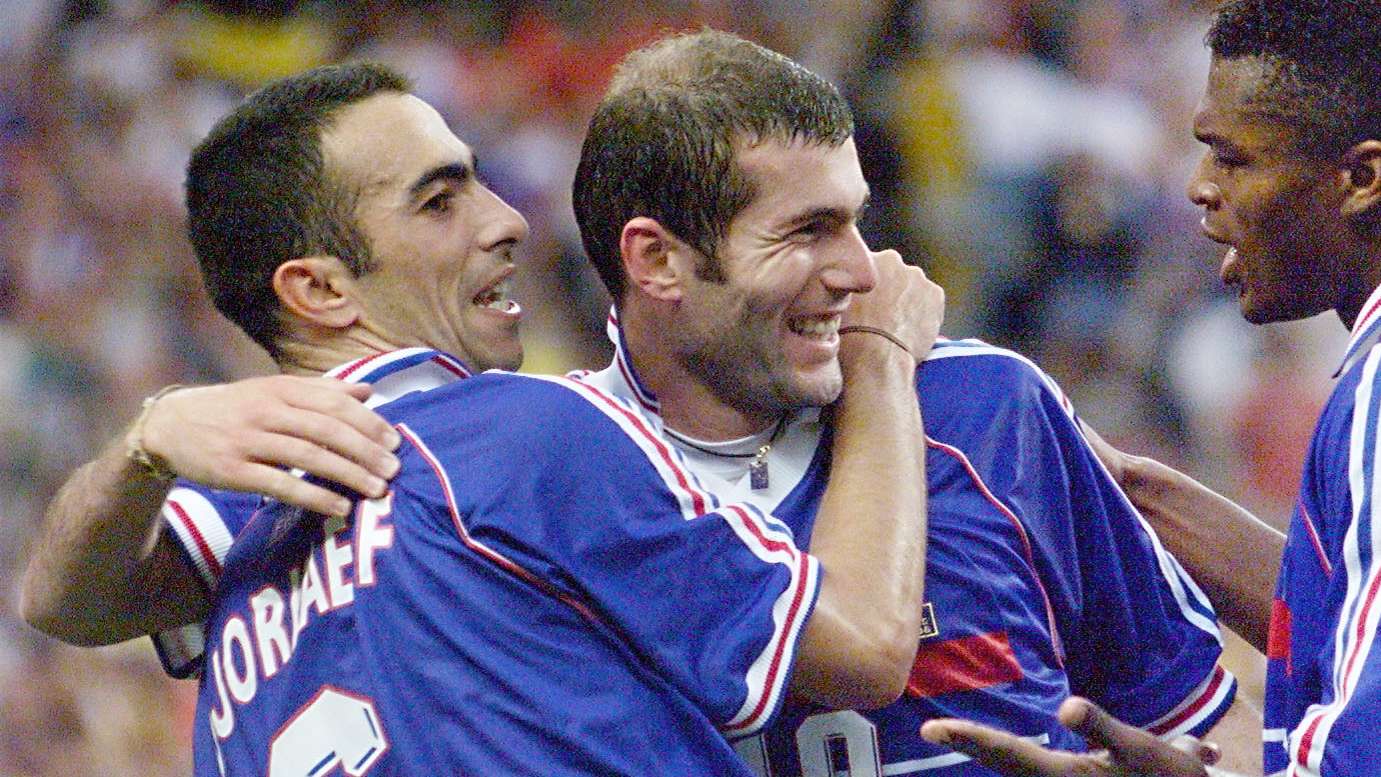 CUP-FR98-BRA-FRA-ZIDANE-DJORKAEFF-2