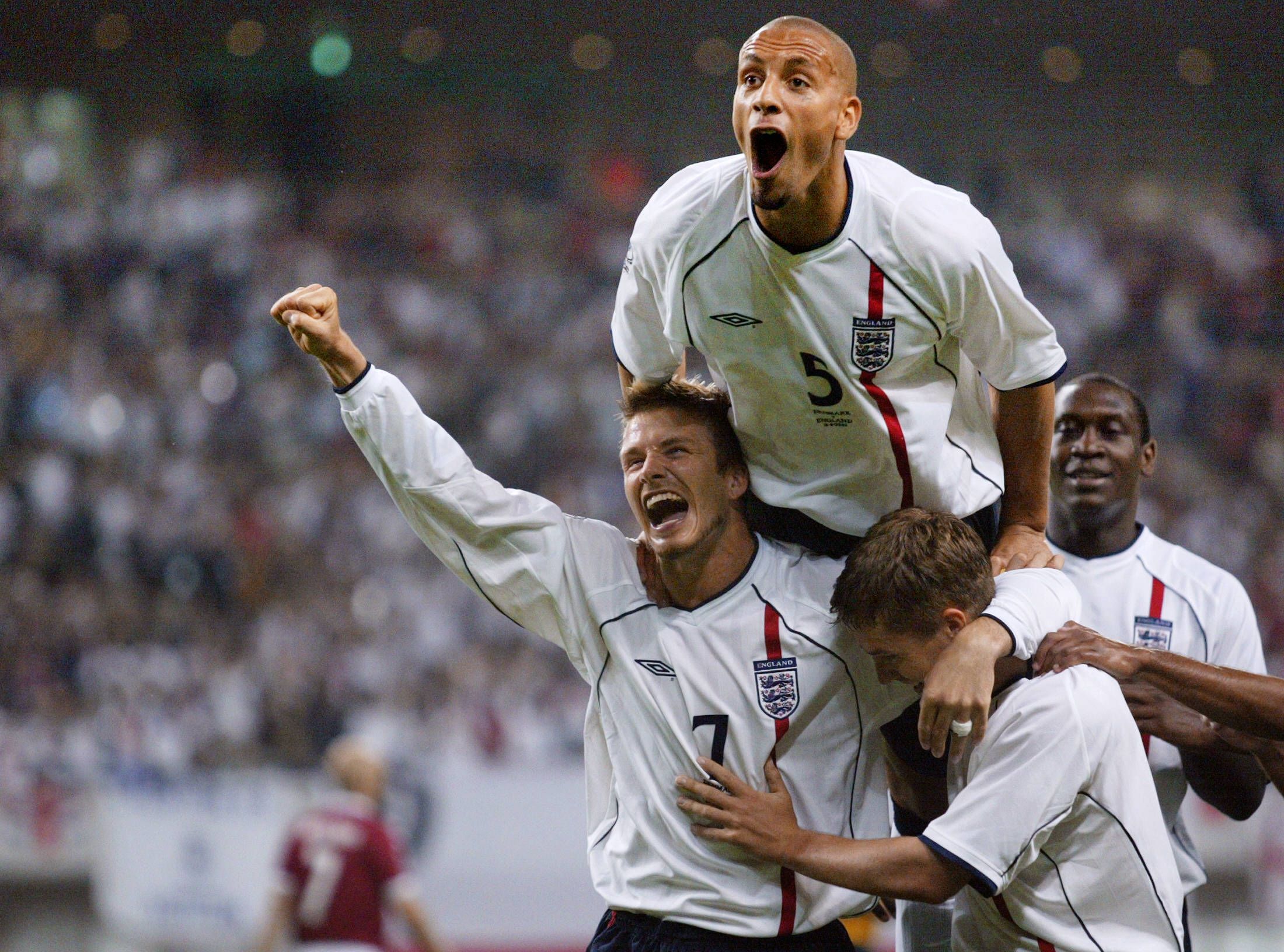 WC2002-DEN-ENG-BECKHAM-FERDINAND-OWEN