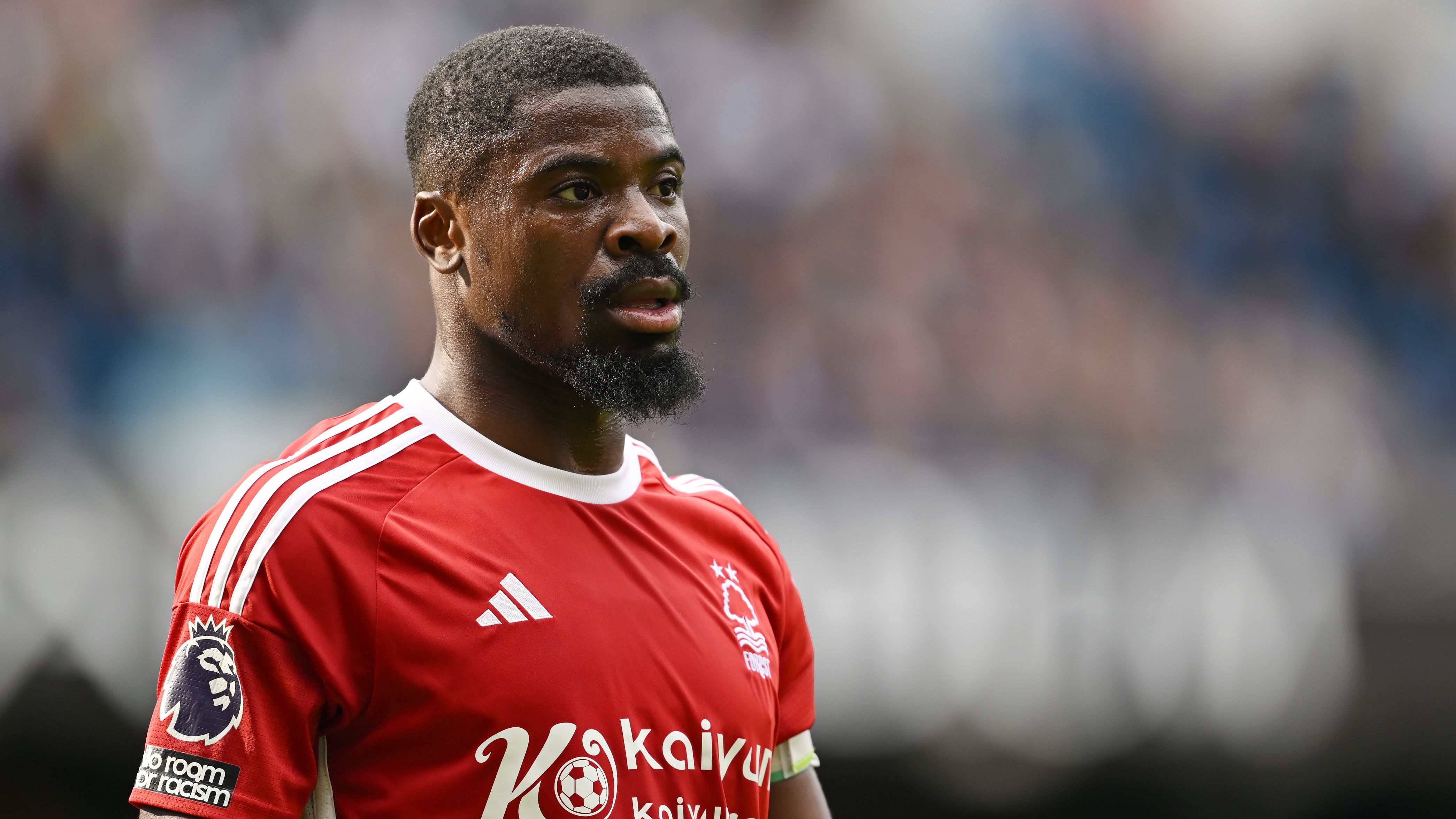 Serge Aurier vừa ký hợp đồng gia nhập Persepolis