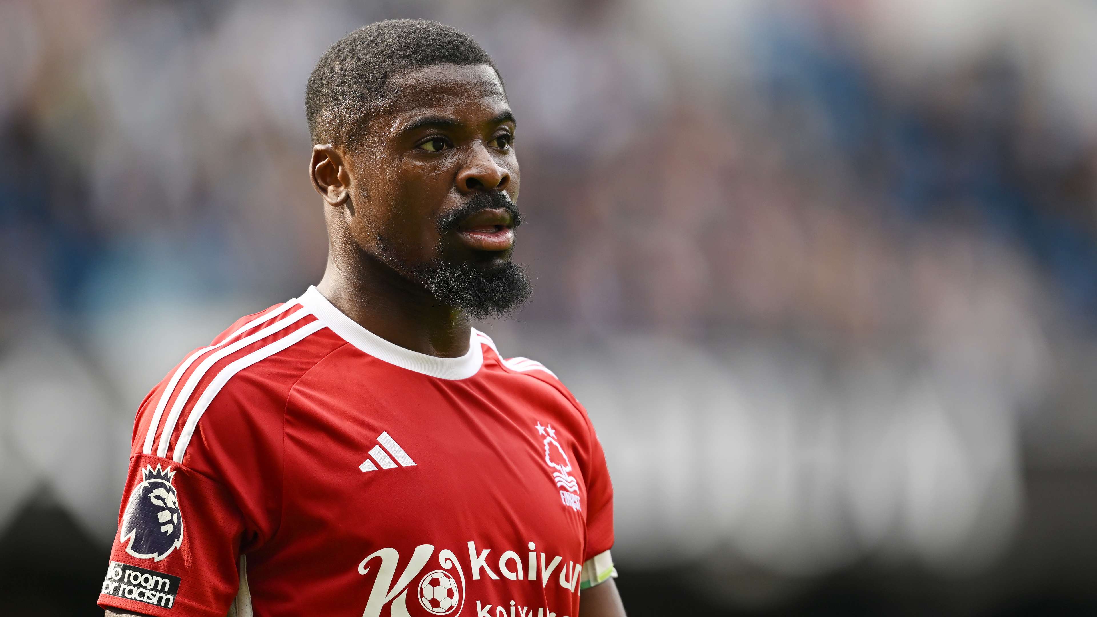 Serge Aurier vừa ký hợp đồng gia nhập Persepolis