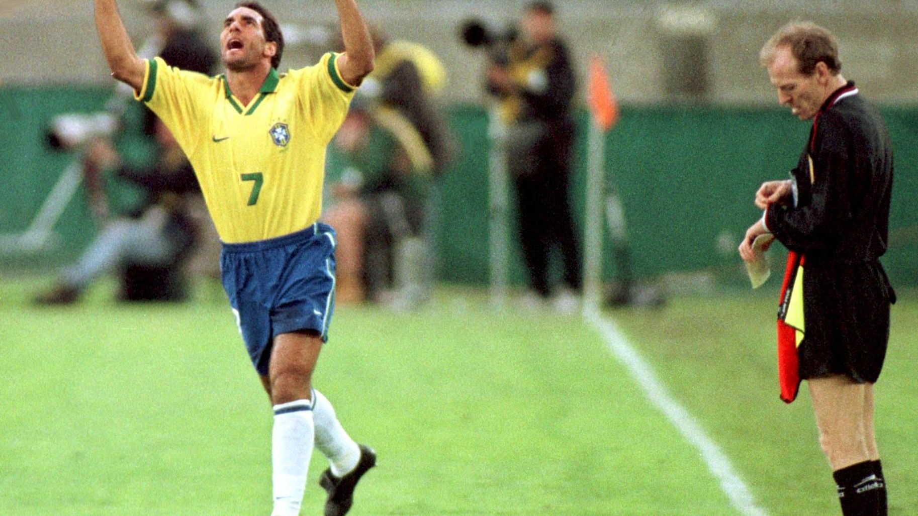 TOPSHOT-SOC-CUP-FR98-CONCACAF-BRAZIL-EL SALVADOR