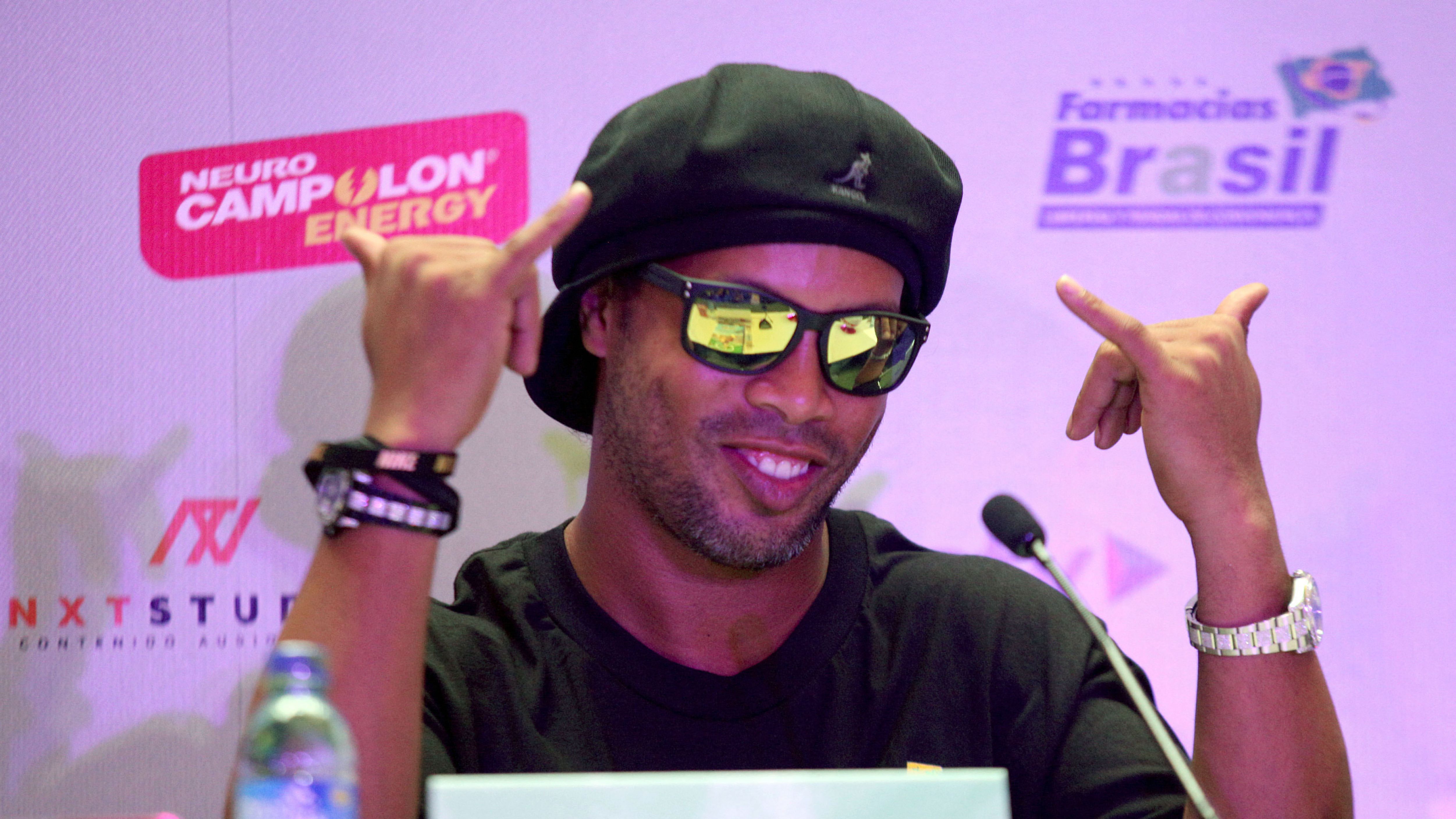 FBL-EL SALVADOR-RONALDINHO