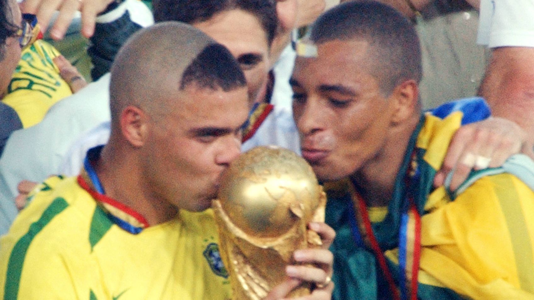 WC2002-GER-BRA-RONALDO-CUP-KISS