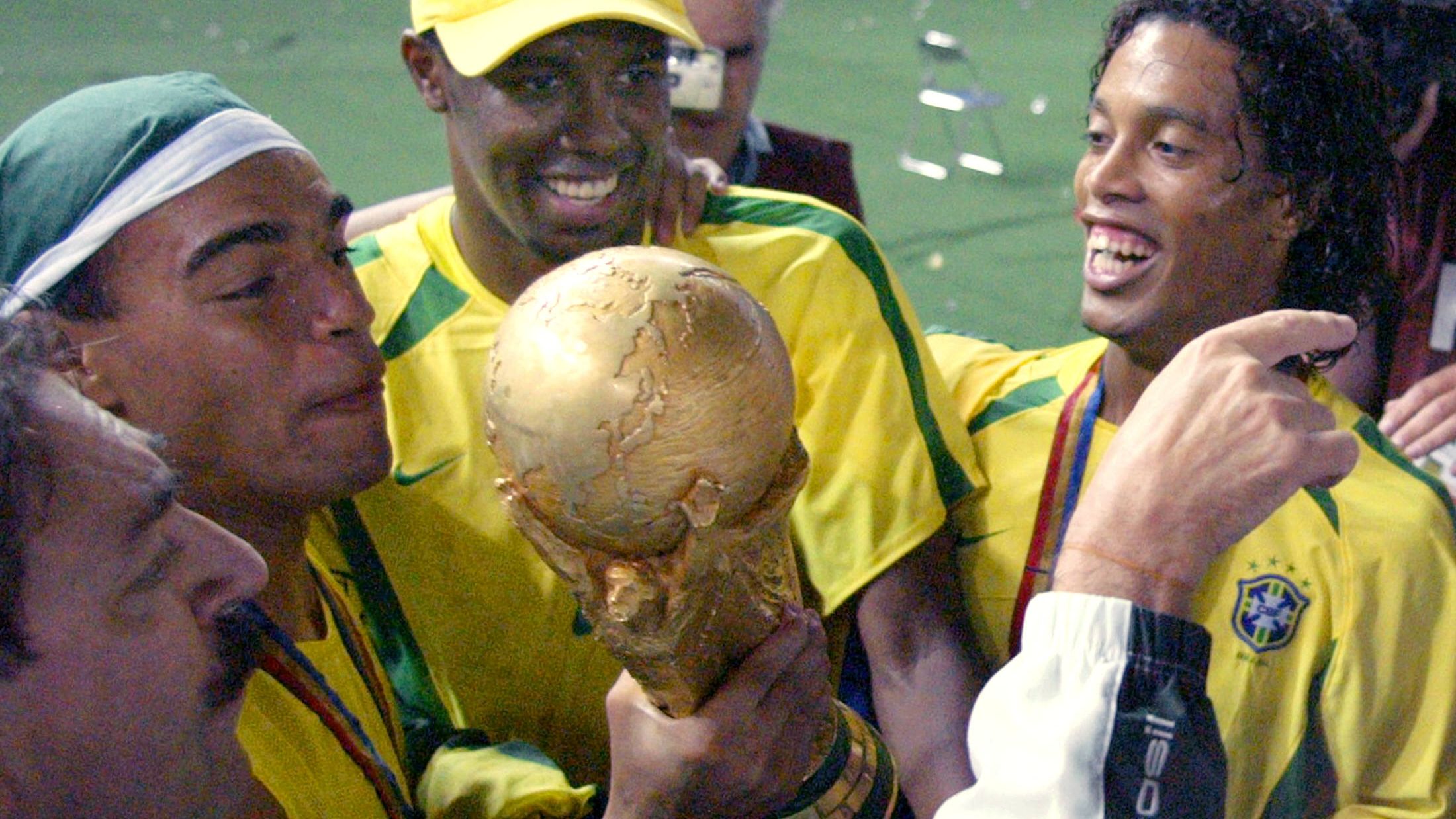 WC2002-GER-BRA-TEAM CELEBRATION
