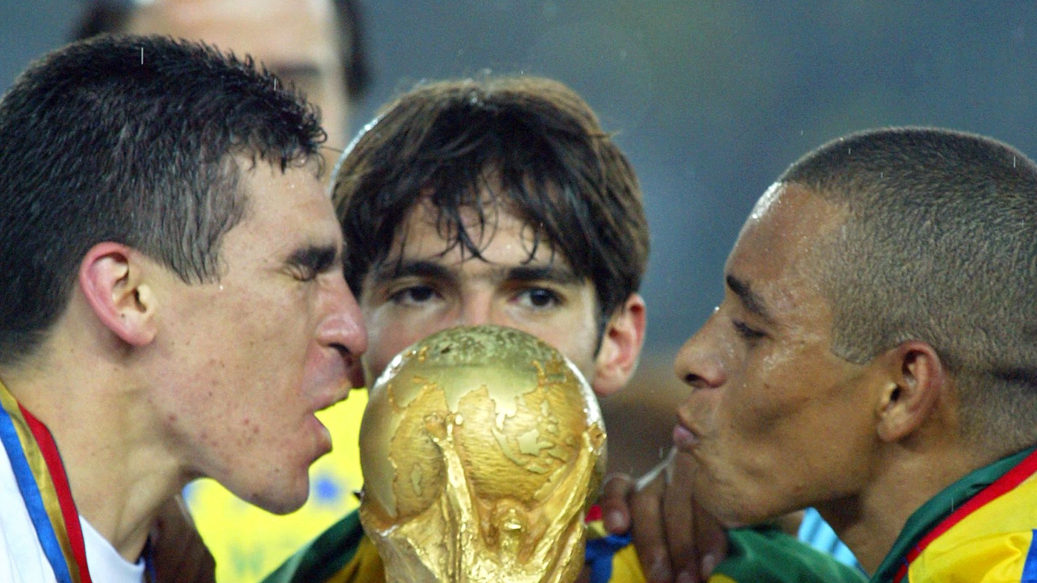 WC2002-GER-BRA-CUP AND KISS