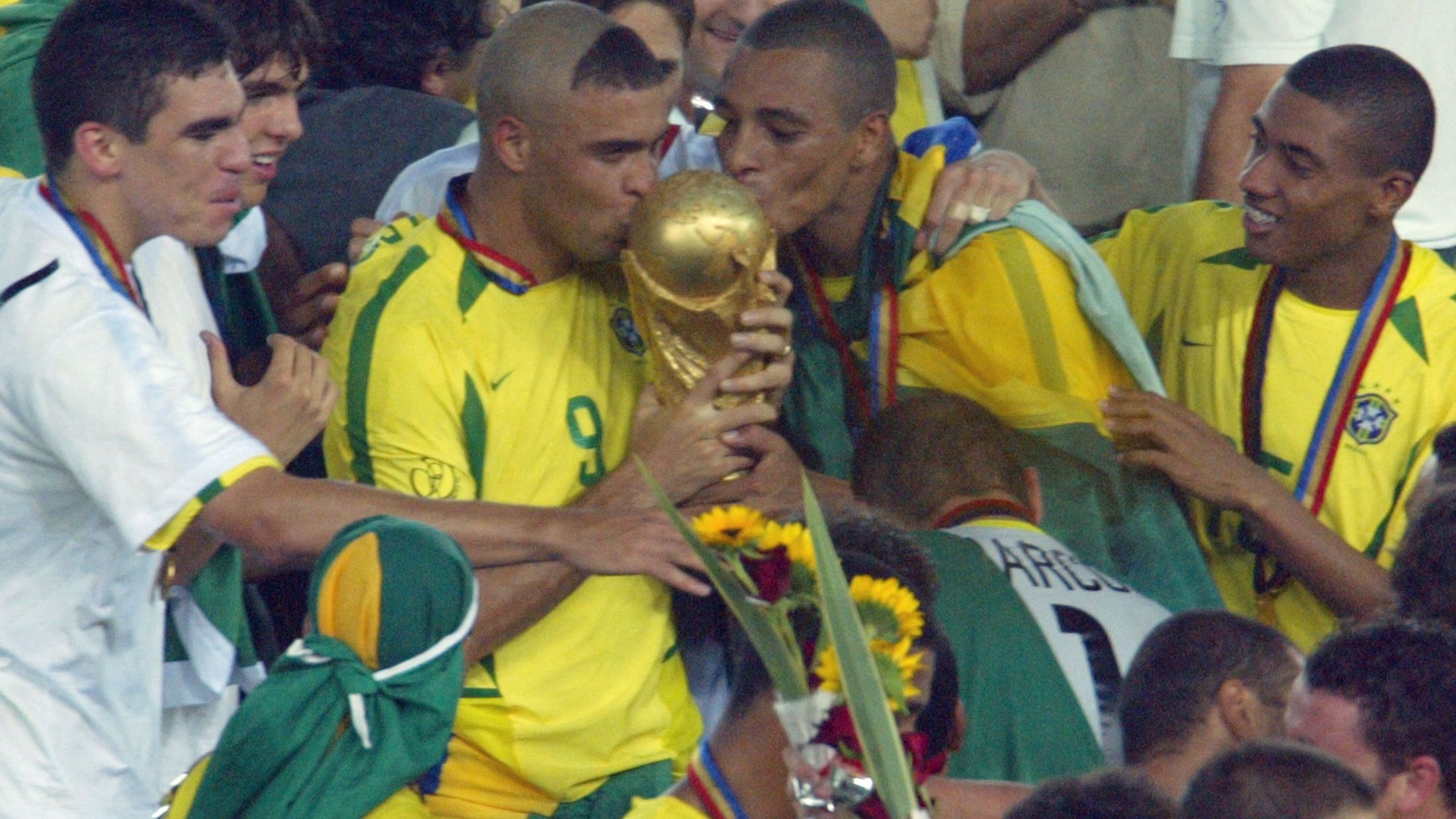 WC2002-GER-BRA-RONALDO CUP