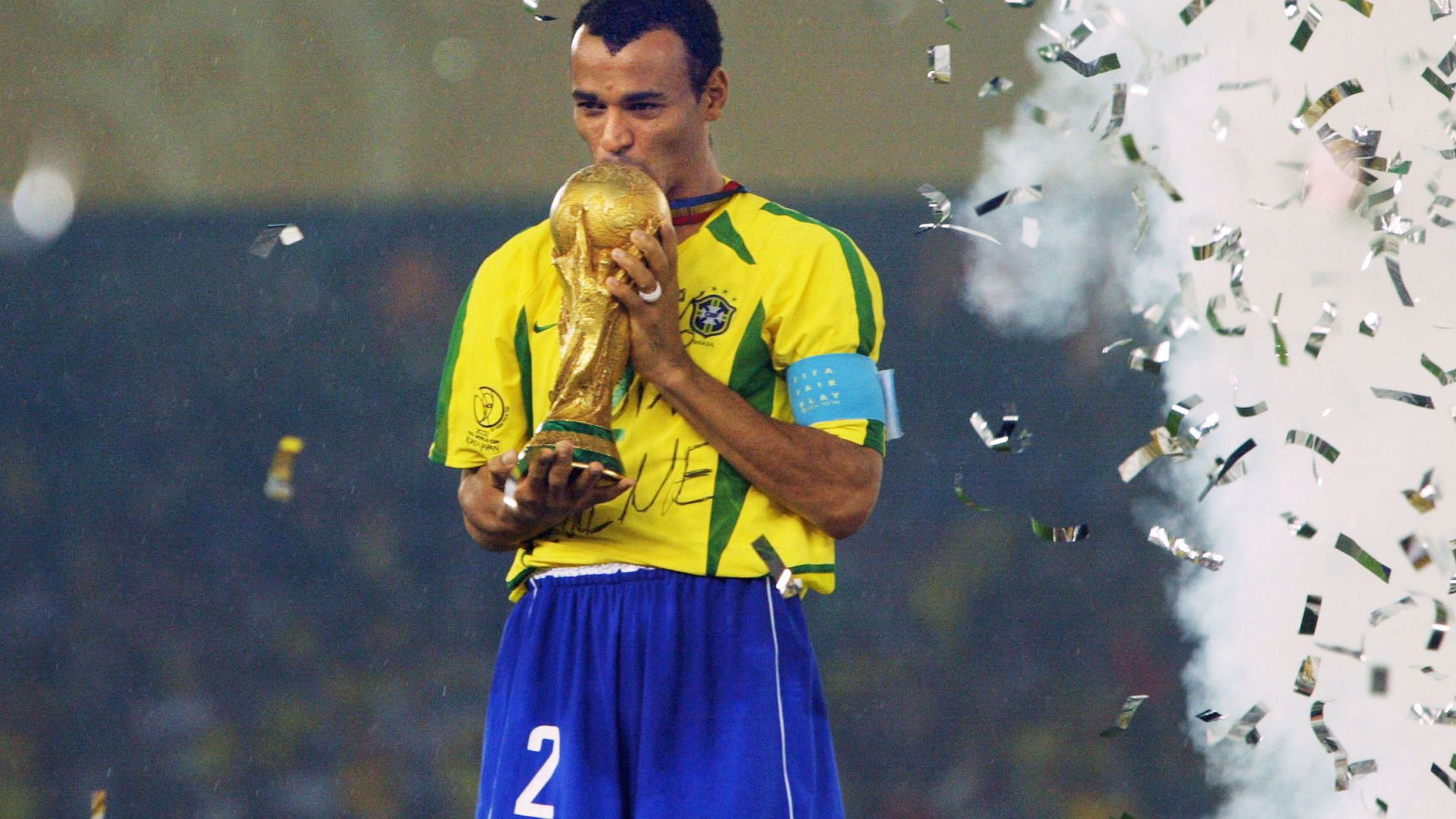 WC2002-GER-BRA-CAFU CUP-KISS