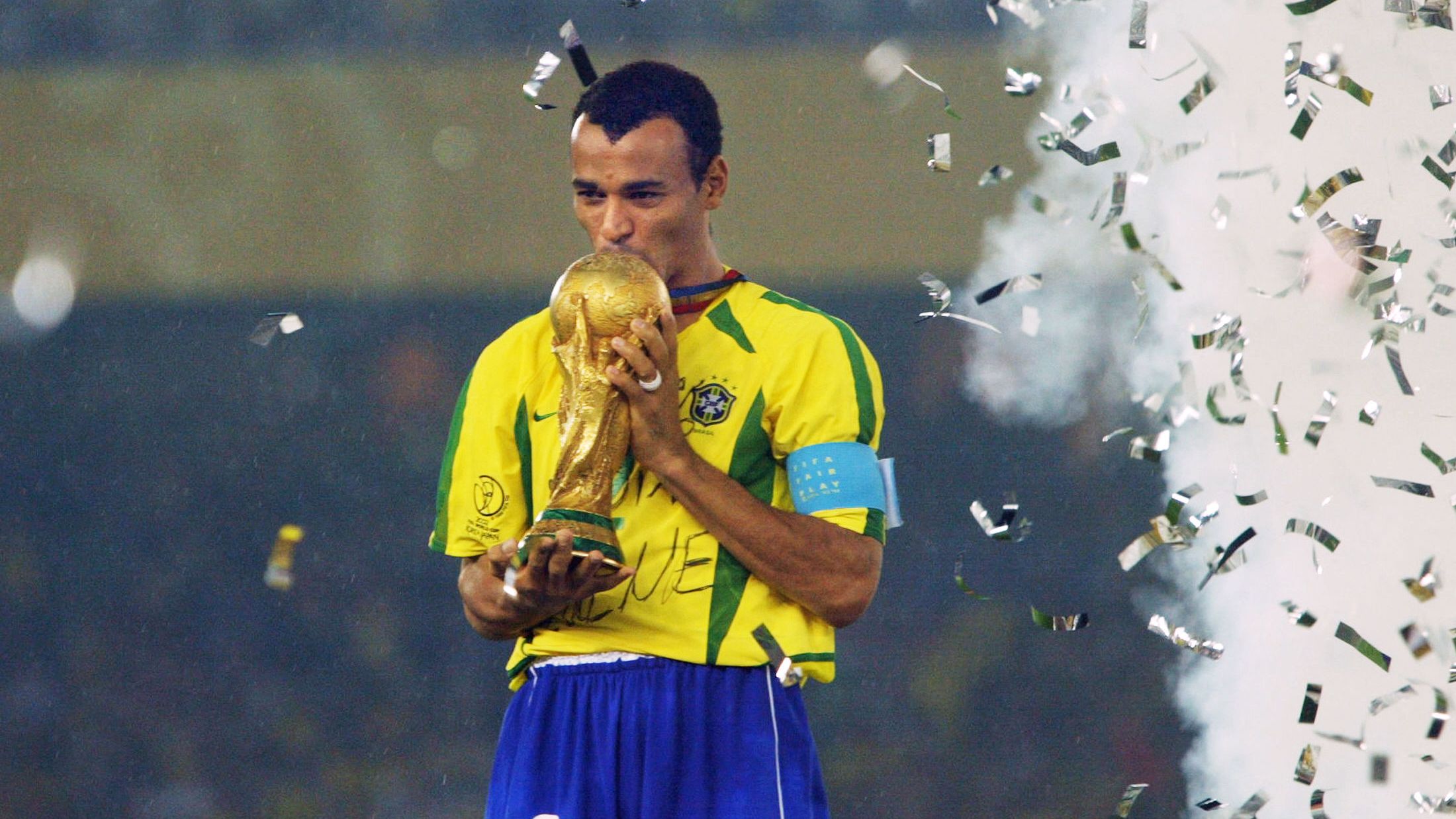 WC2002-GER-BRA-CAFU CUP-KISS