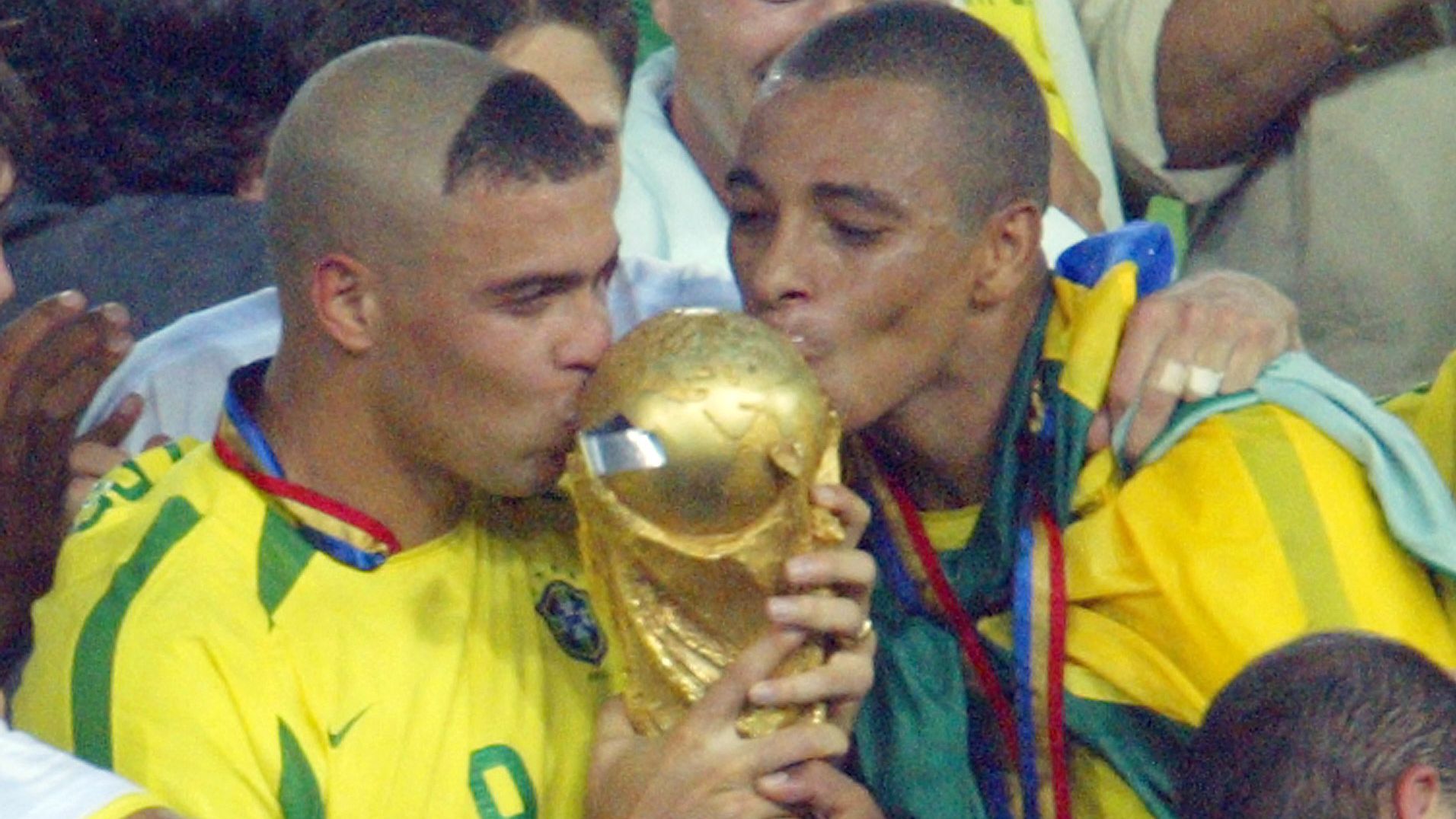 WC2002-GER-BRA-RONALDO-SILVA-CUP