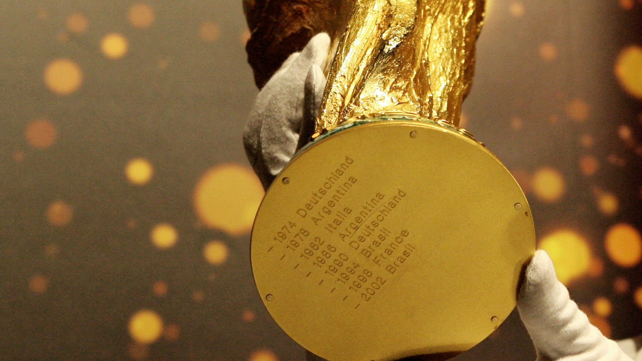 TOPSHOT-FBL-WC2006-GERMANY-TROPHY-TOUR