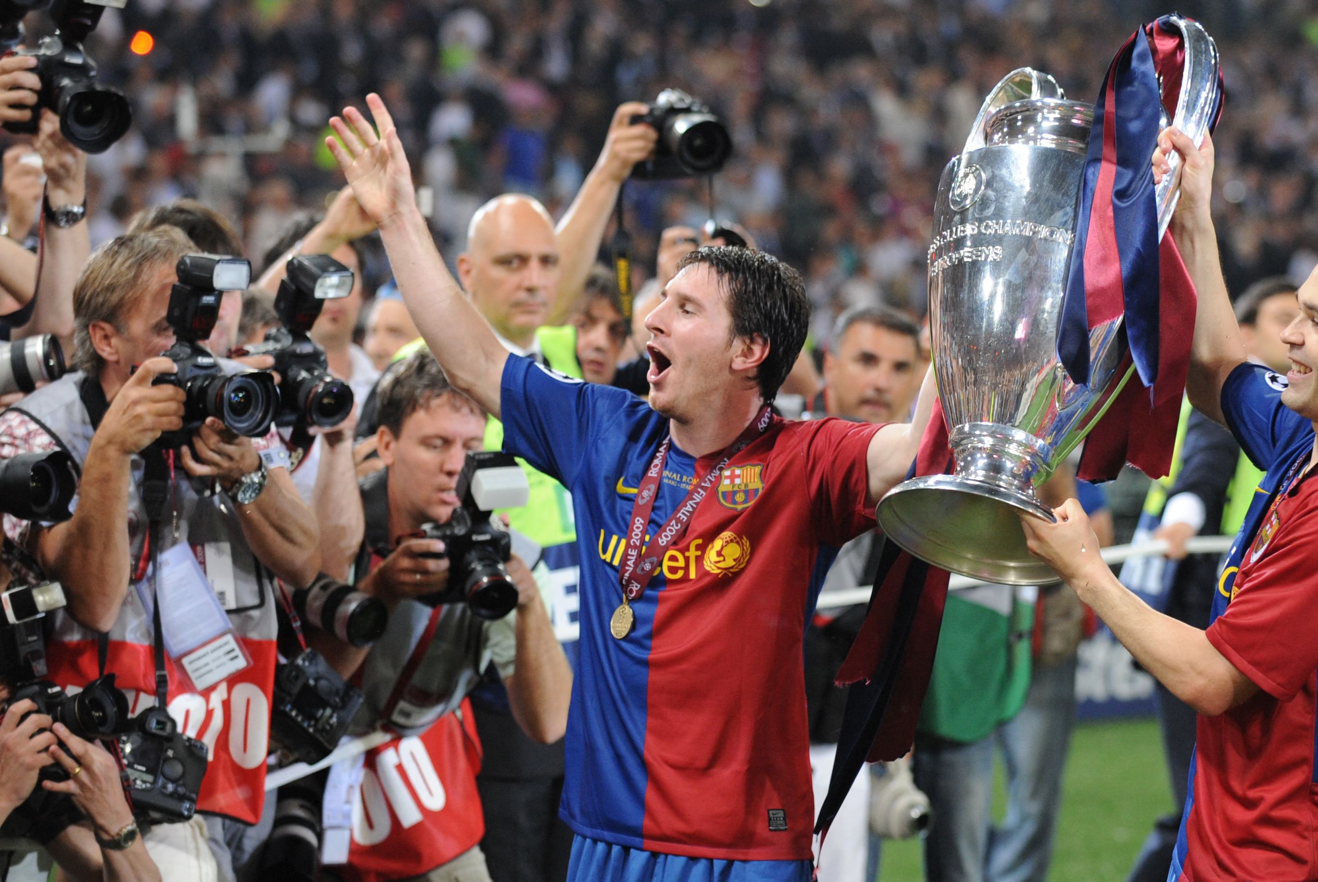 TOPSHOT-FBL-EUR-C1-FINAL-ESP-ENG-BARCELONA-MANUTD-CUP