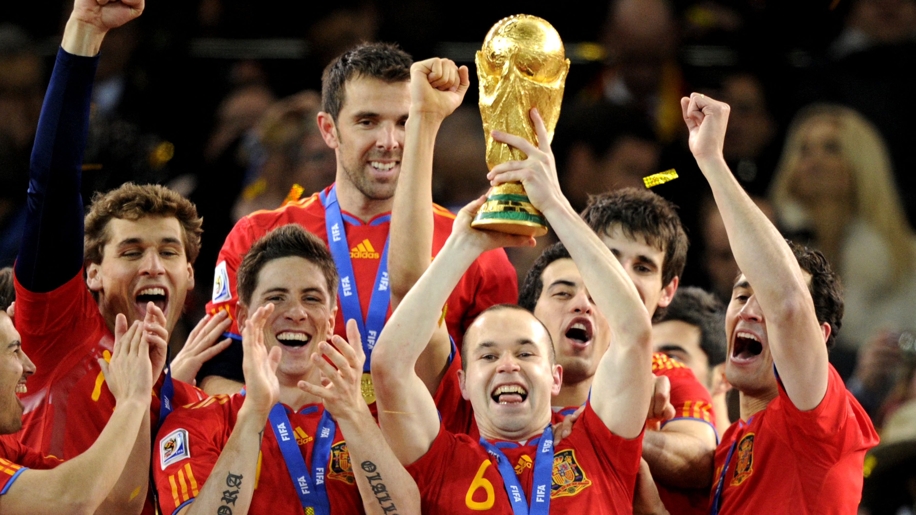 TOPSHOT-FBL-WC2010-MATCH64-NED-ESP-TROPHY
