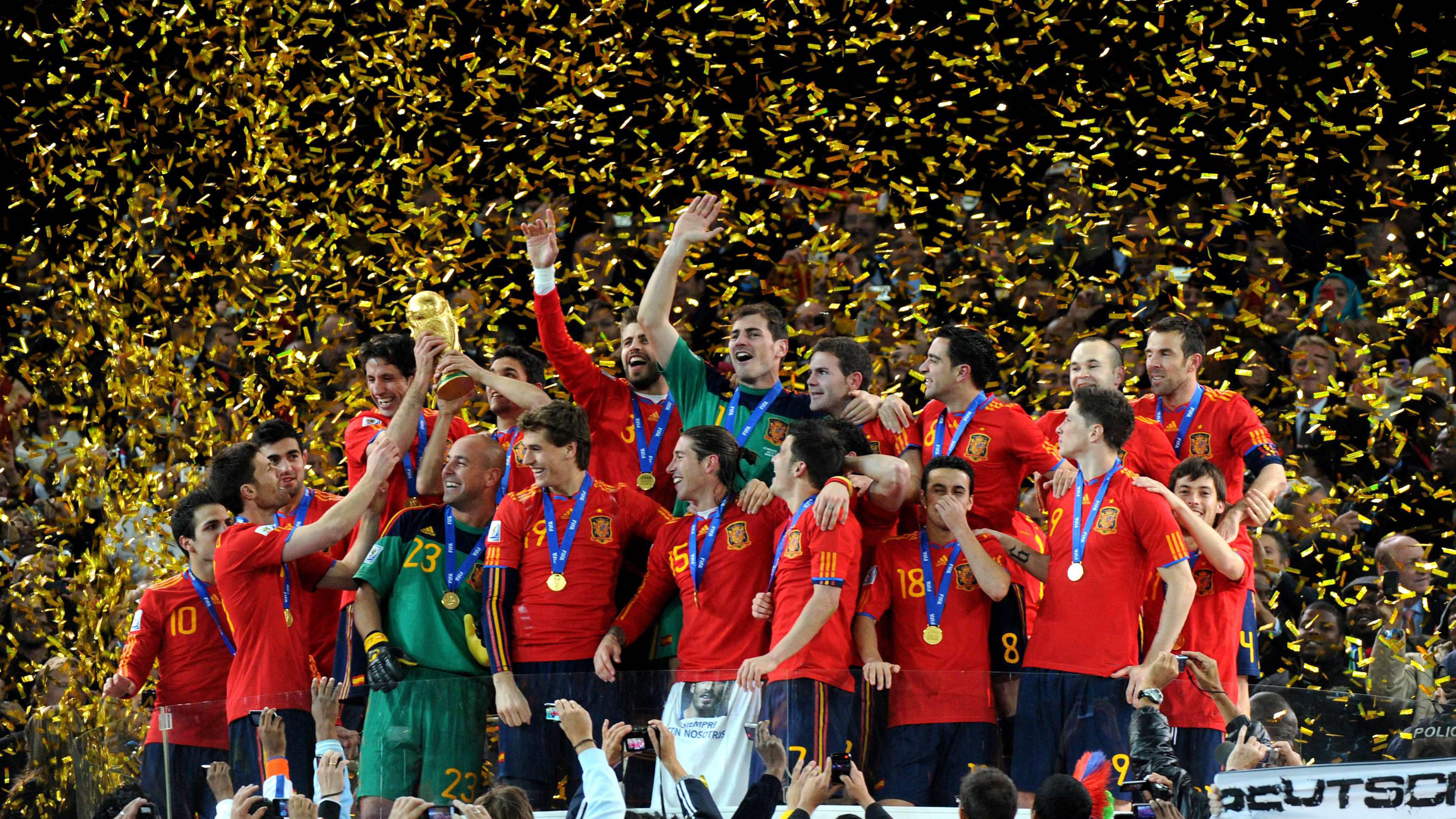 TOPSHOT-FBL-WC2010-MATCH64-NED-ESP-TROPHY