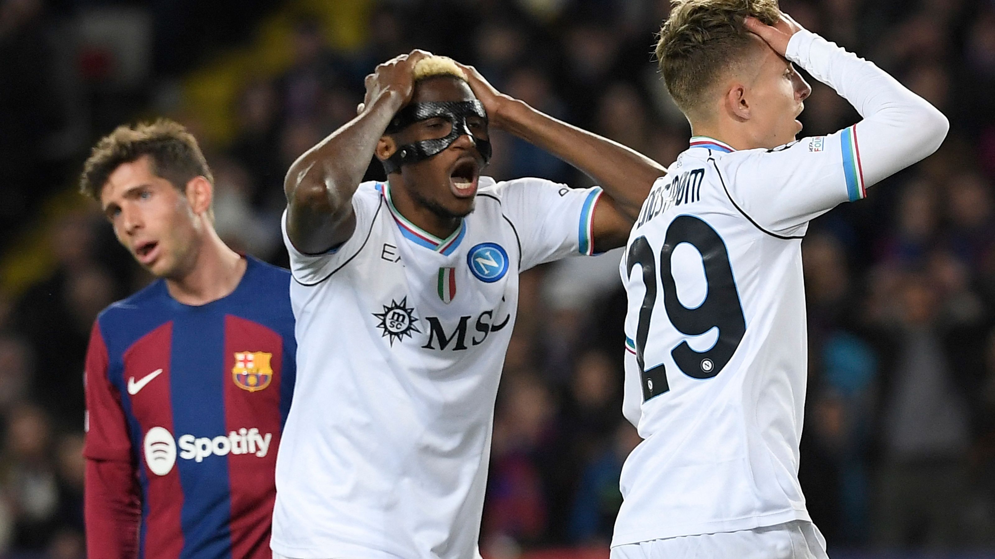 TOPSHOT-FBL-EUR-C1-BARCELONA-NAPOLI