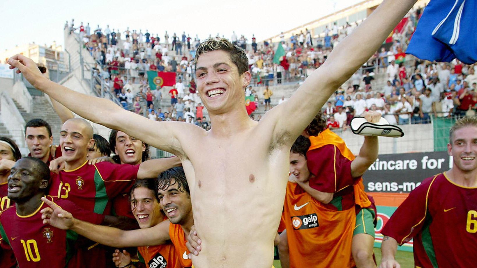 Portugal's forward Ronaldo Cristiano (C)