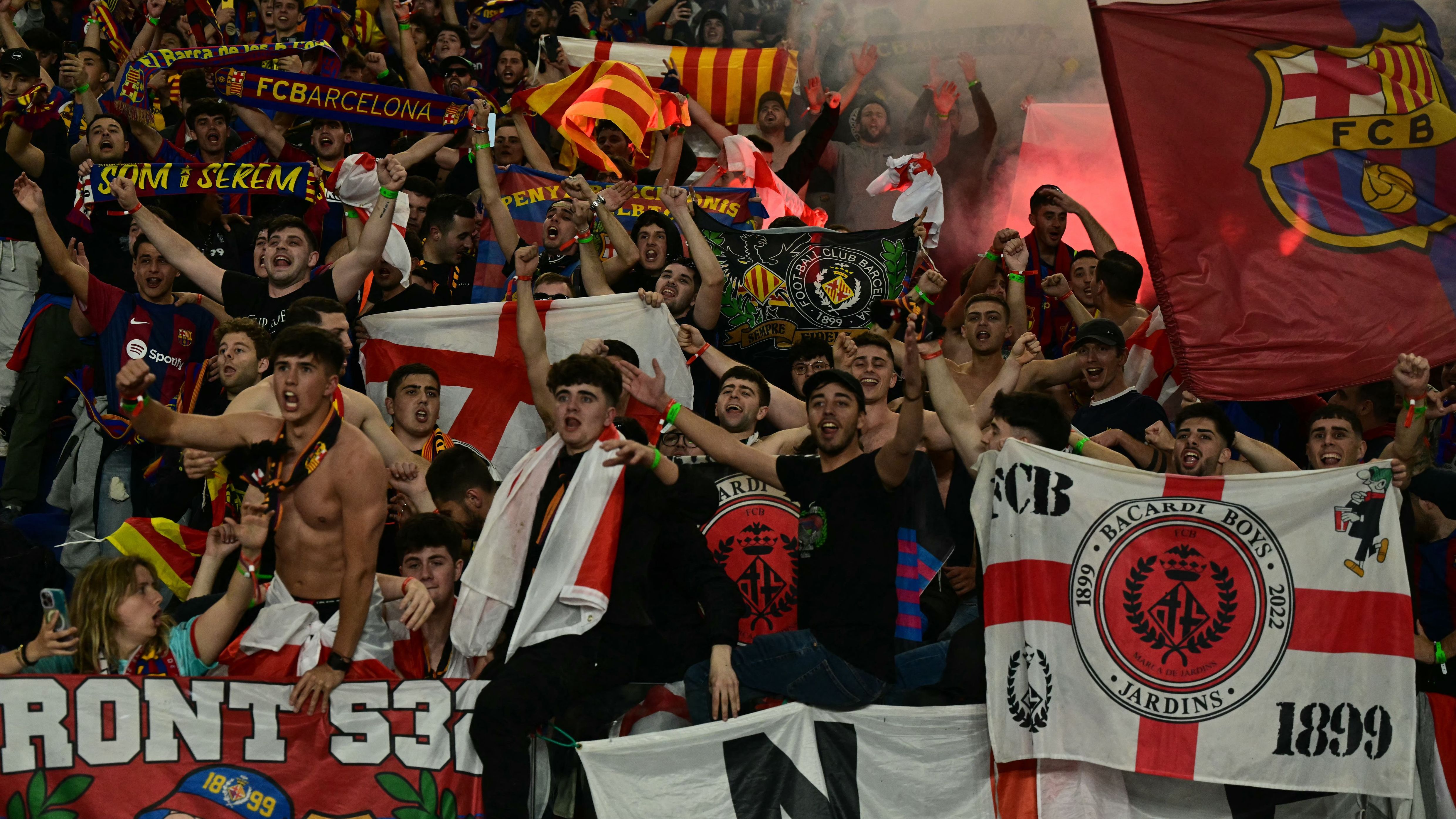 TOPSHOT-FBL-EUR-C1-PSG-BARCELONA