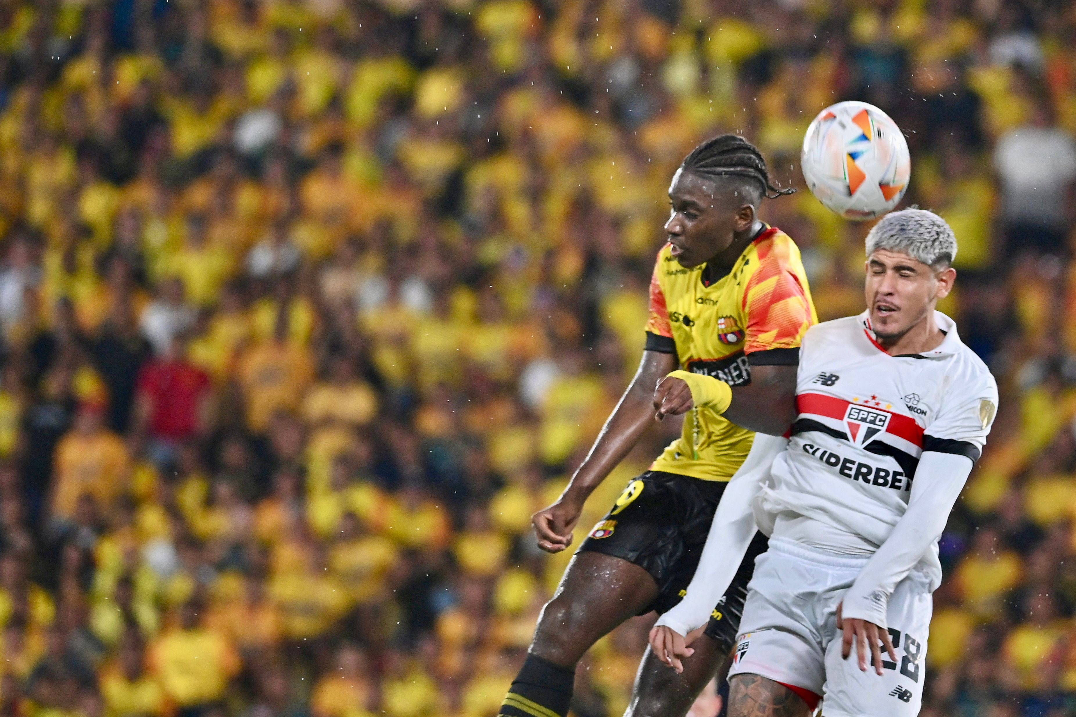FBL-LIBERTADORES-BARCELONA-SAOPAULO