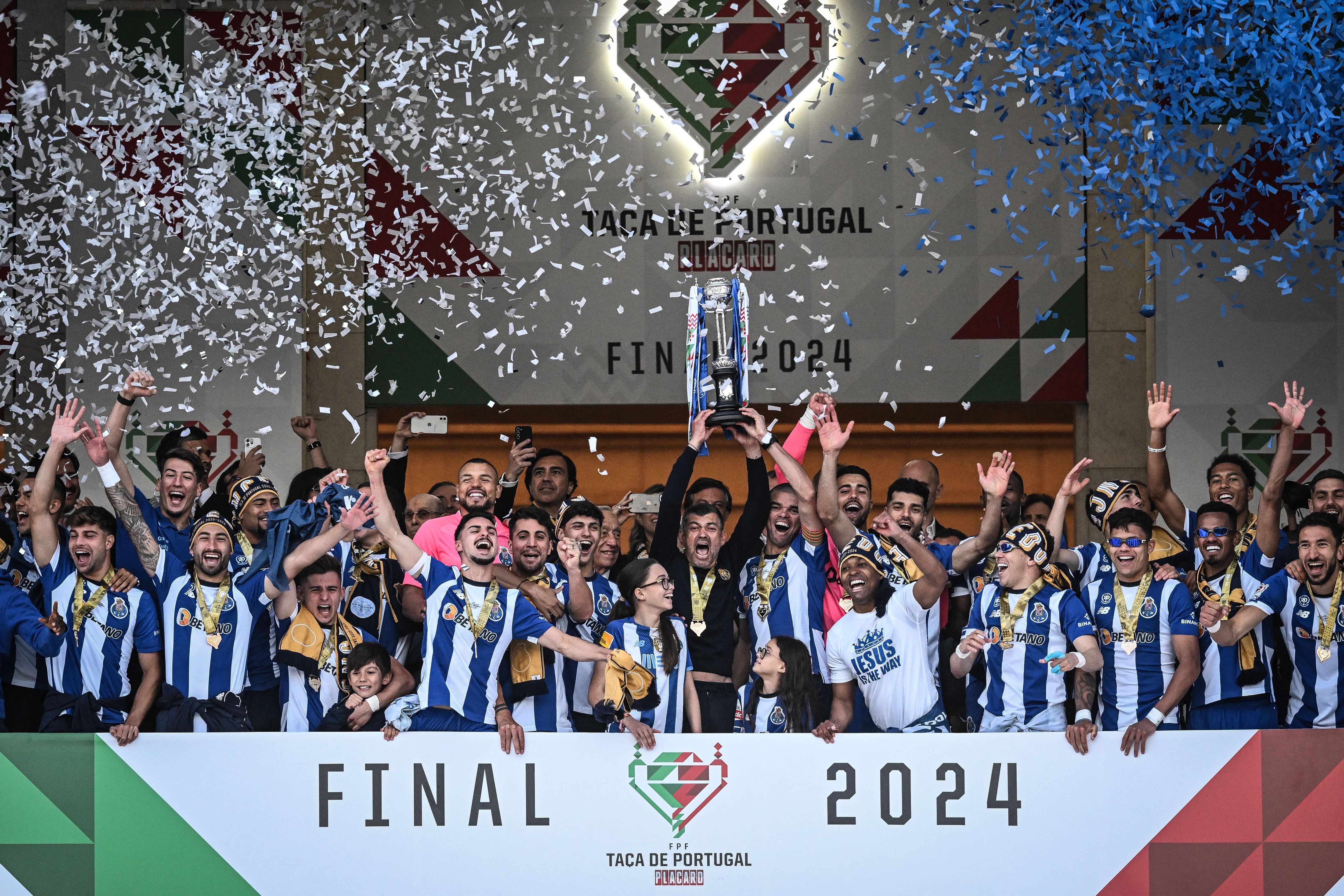 TOPSHOT-FBL-POR-CUP-SPORTING-PORTO