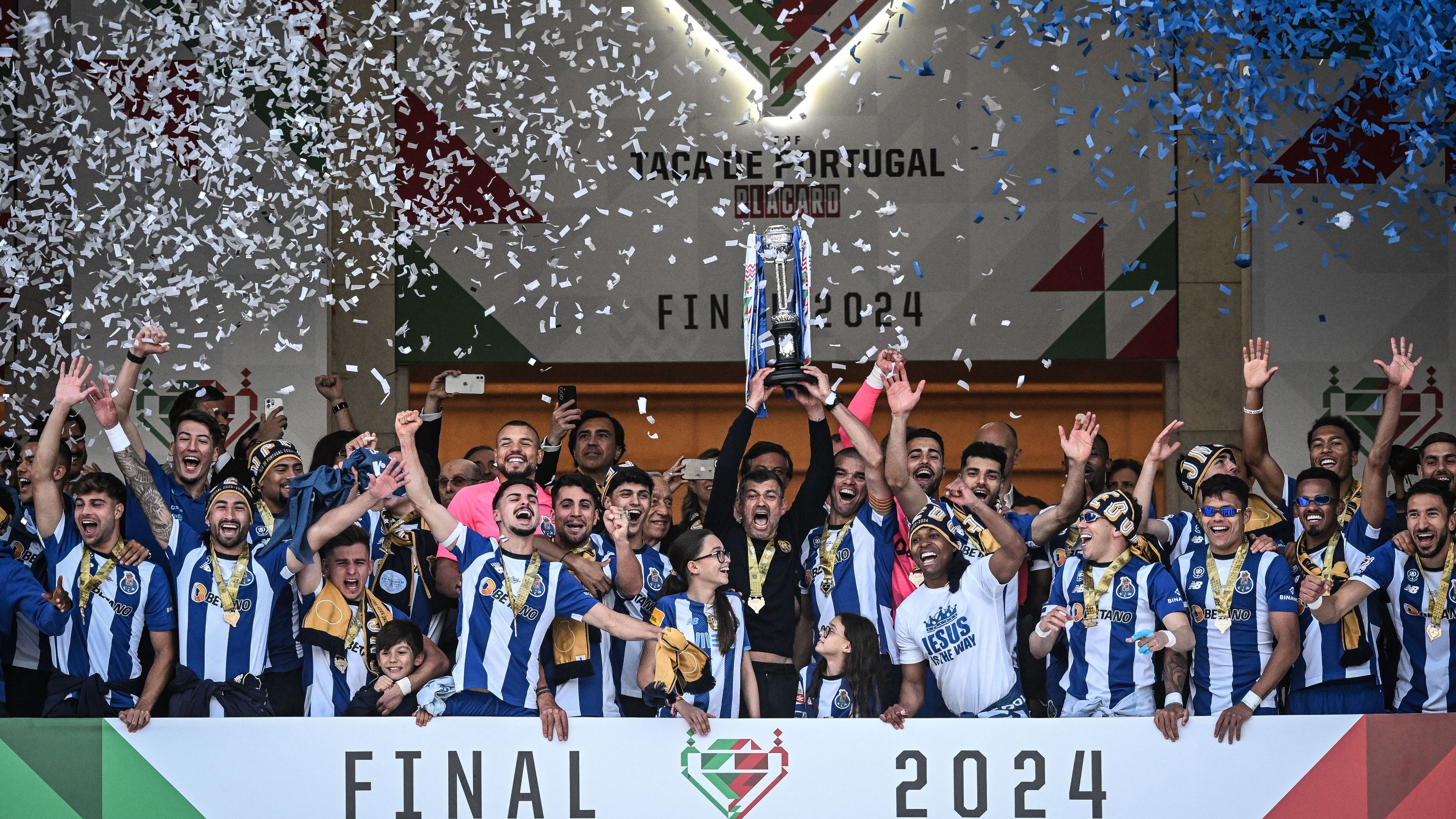 TOPSHOT-FBL-POR-CUP-SPORTING-PORTO