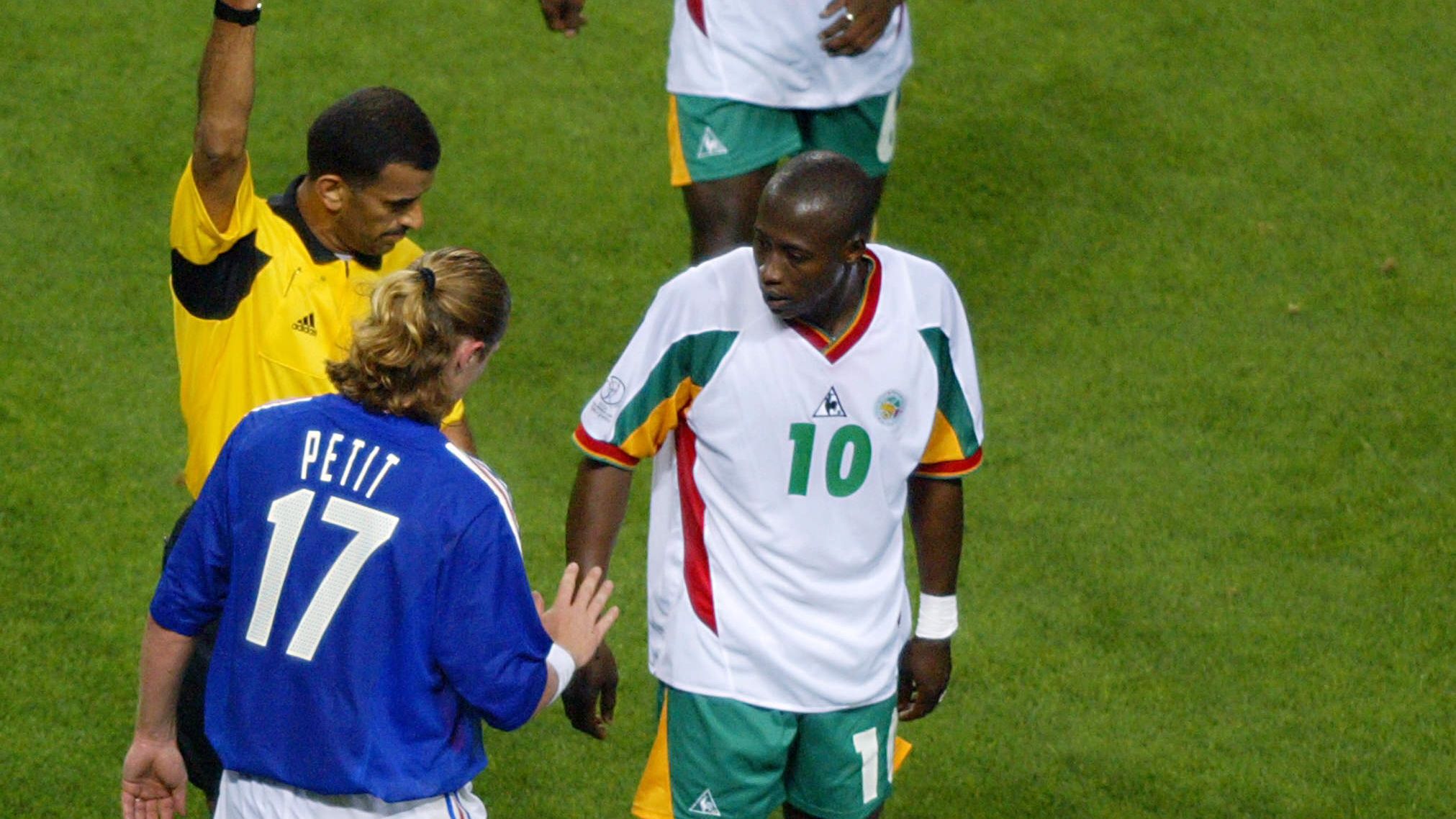 WC2002-FRA-SEN-YELLOW CARD