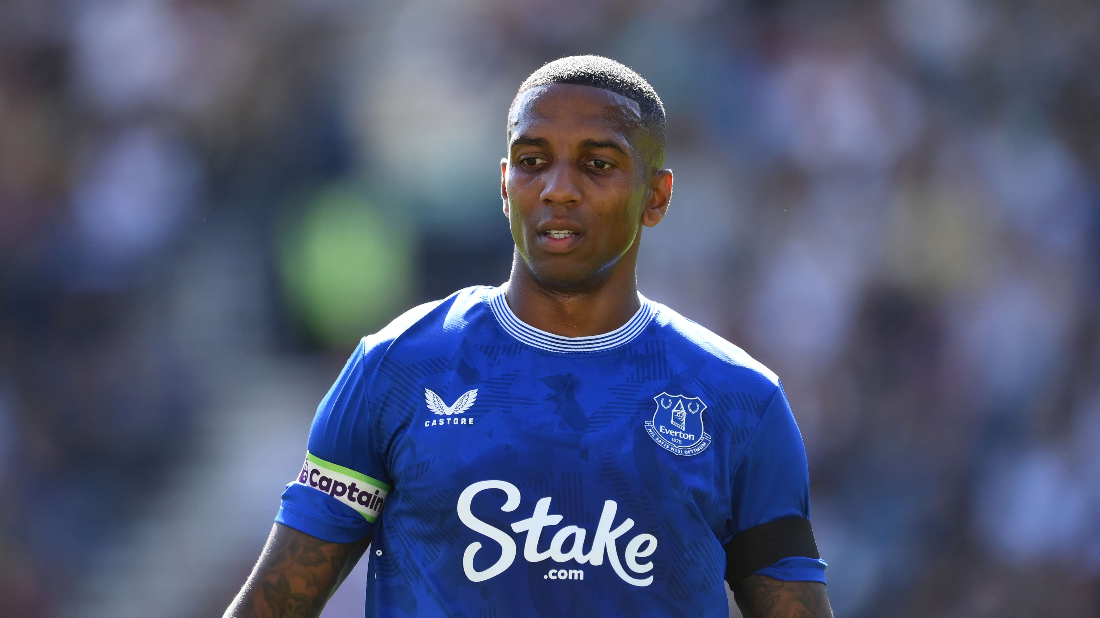 Ex-Man Utd star's son, 18, makes his professional debut with father still in the Premier League | Goal.com Cameroon