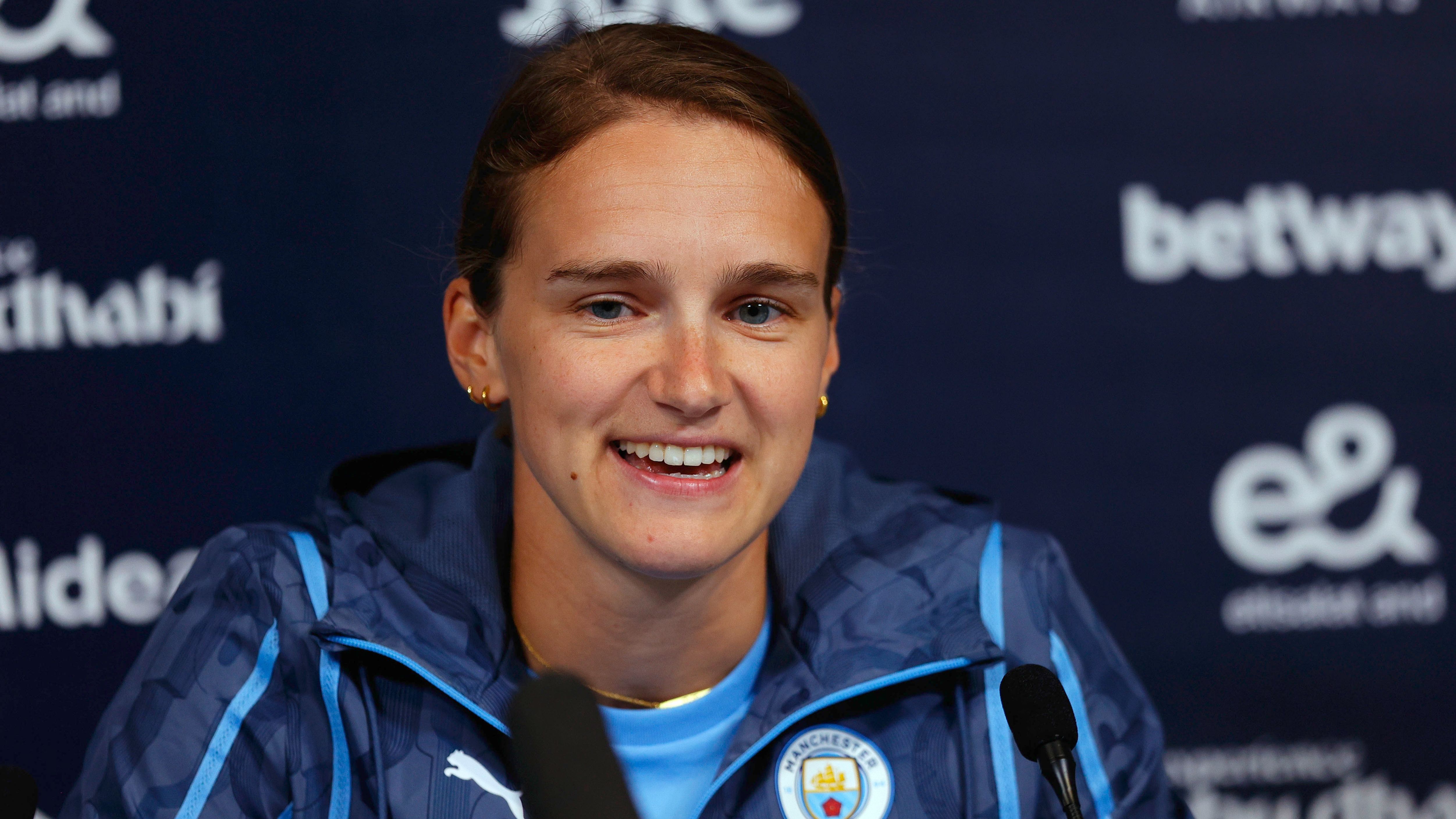 Manchester City Unveil New Signings Savinho And Vivianne Miedema