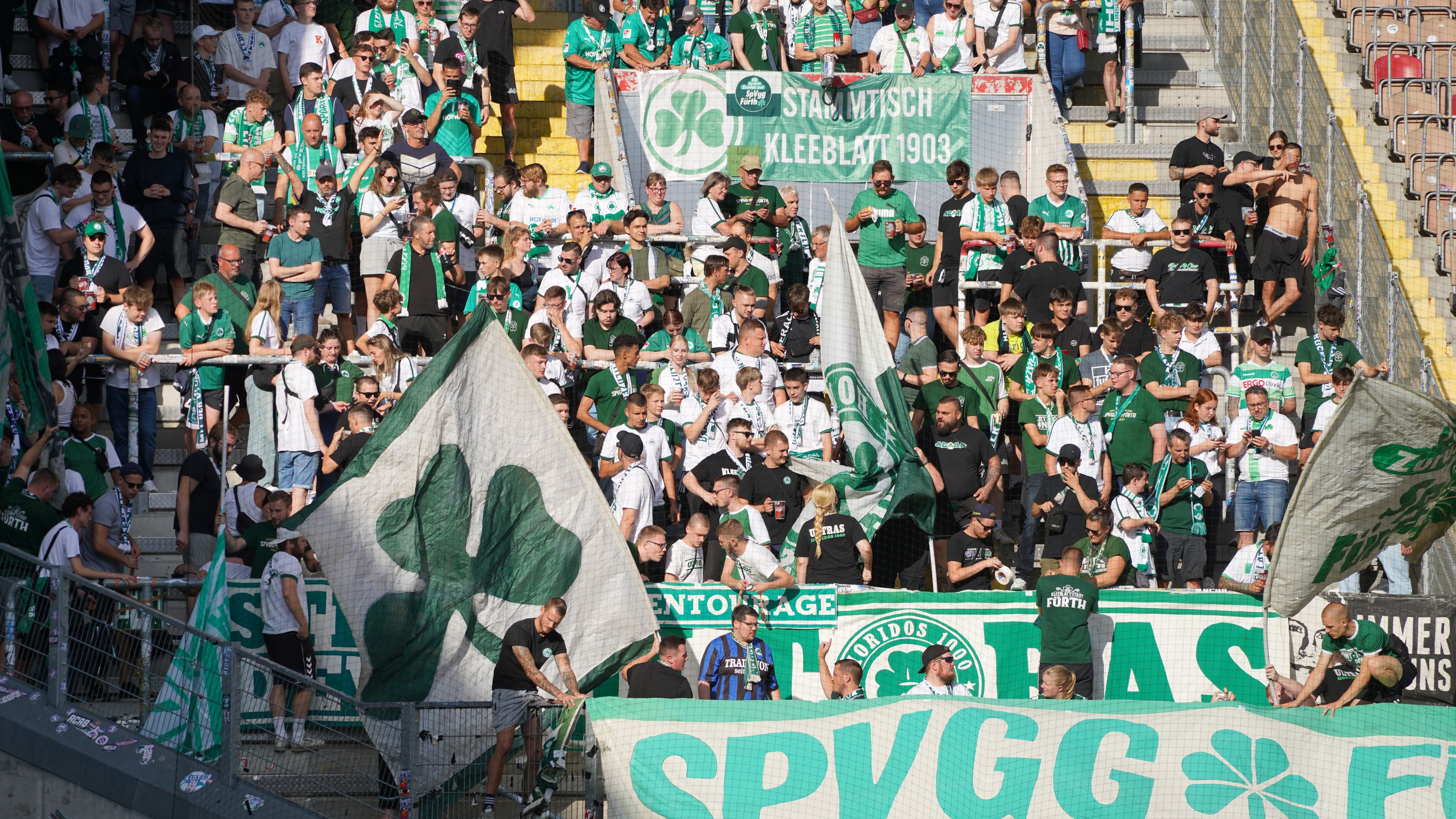 1. FC Kaiserslautern v SpVgg Greuther Fürth 1903 - Second Bundesliga