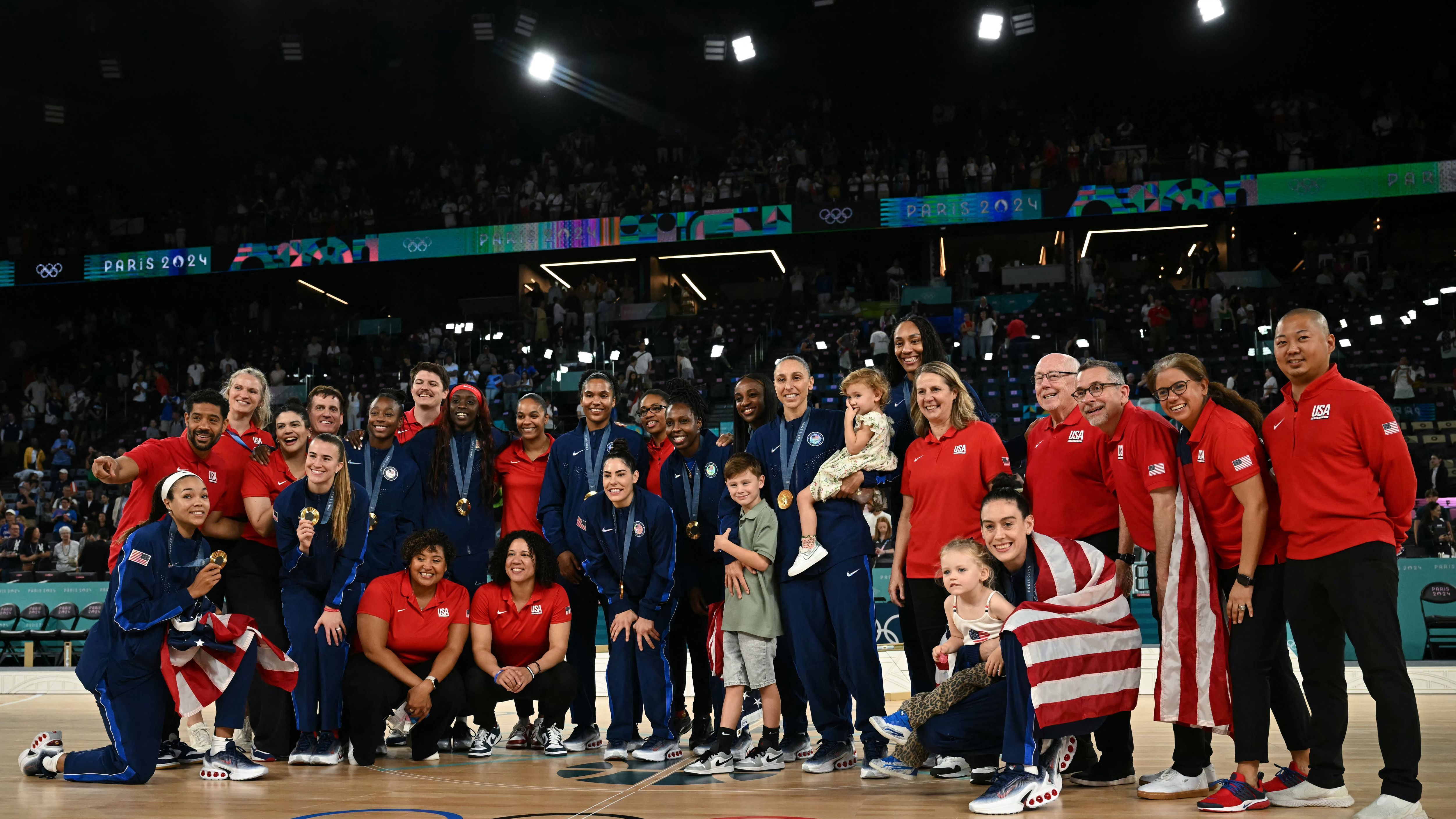 BASKETBALL-OLY-PARIS-2024-FRA-USA-MEDALS