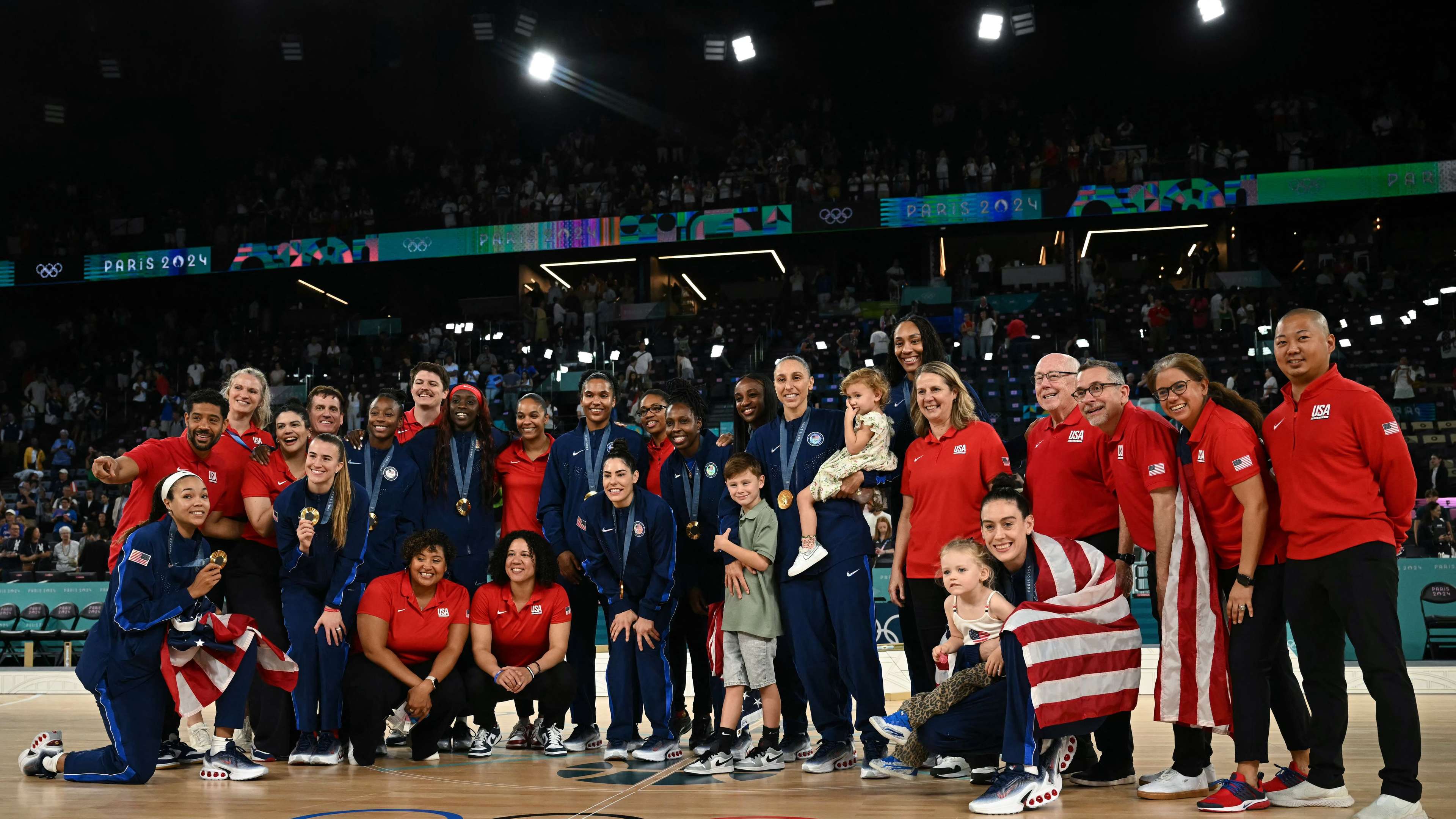 BASKETBALL-OLY-PARIS-2024-FRA-USA-MEDALS